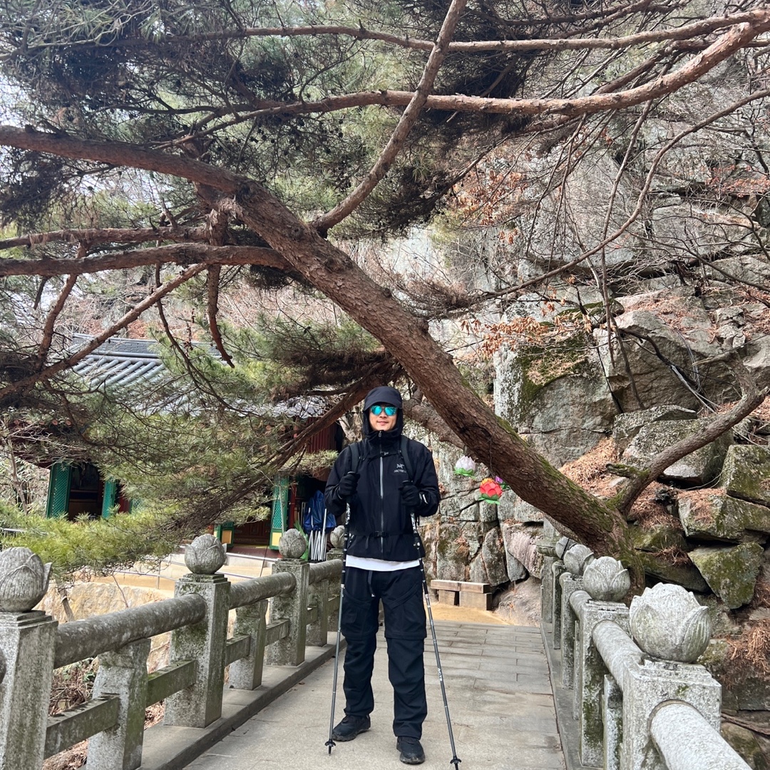 Arc'teryx Beta LT Jacket Black, Arc'teryx Mantis 26 Backpack Black 착용 스타일 - 2