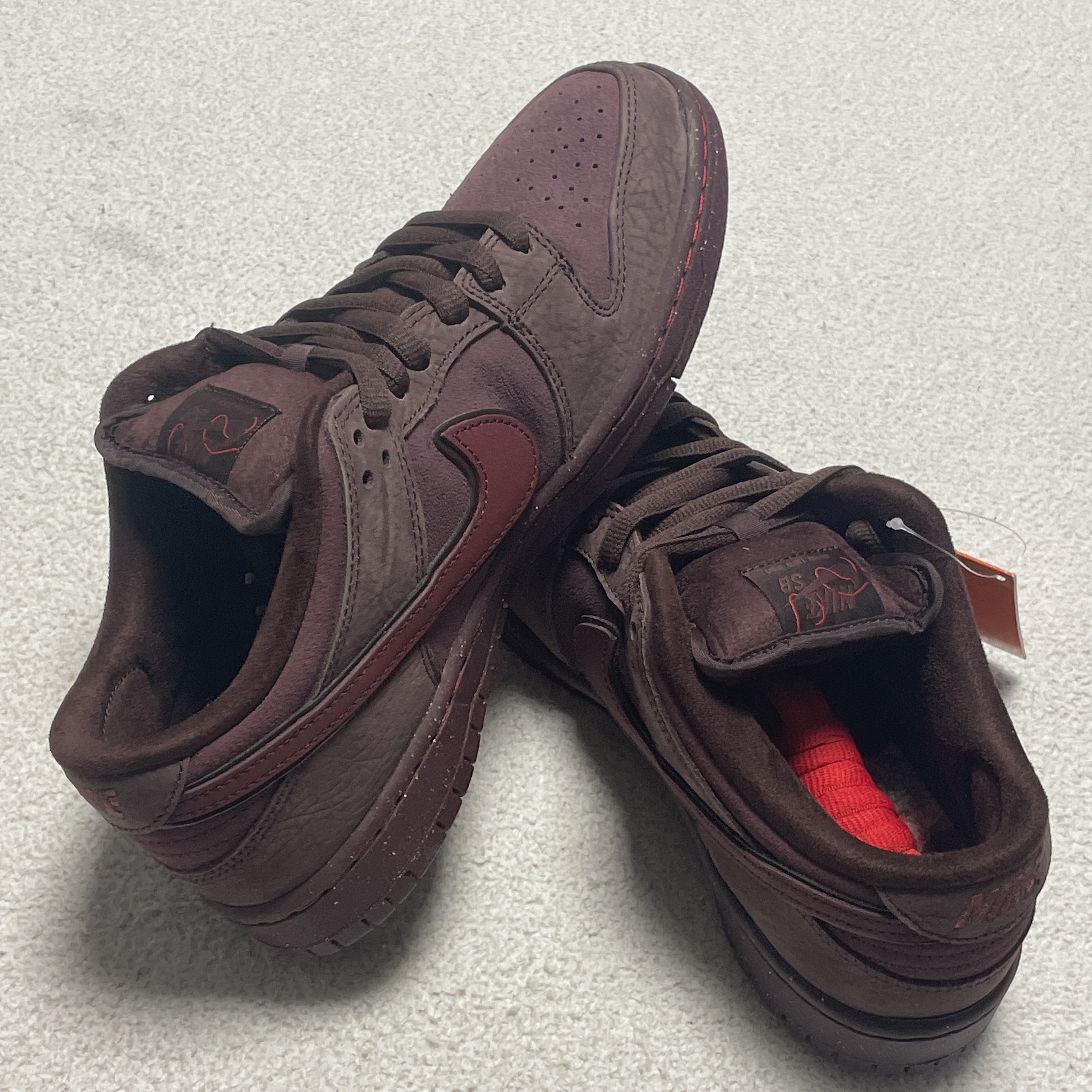 Nike SB Dunk Low PRM Burgundy Crush 착용 스타일 - 1