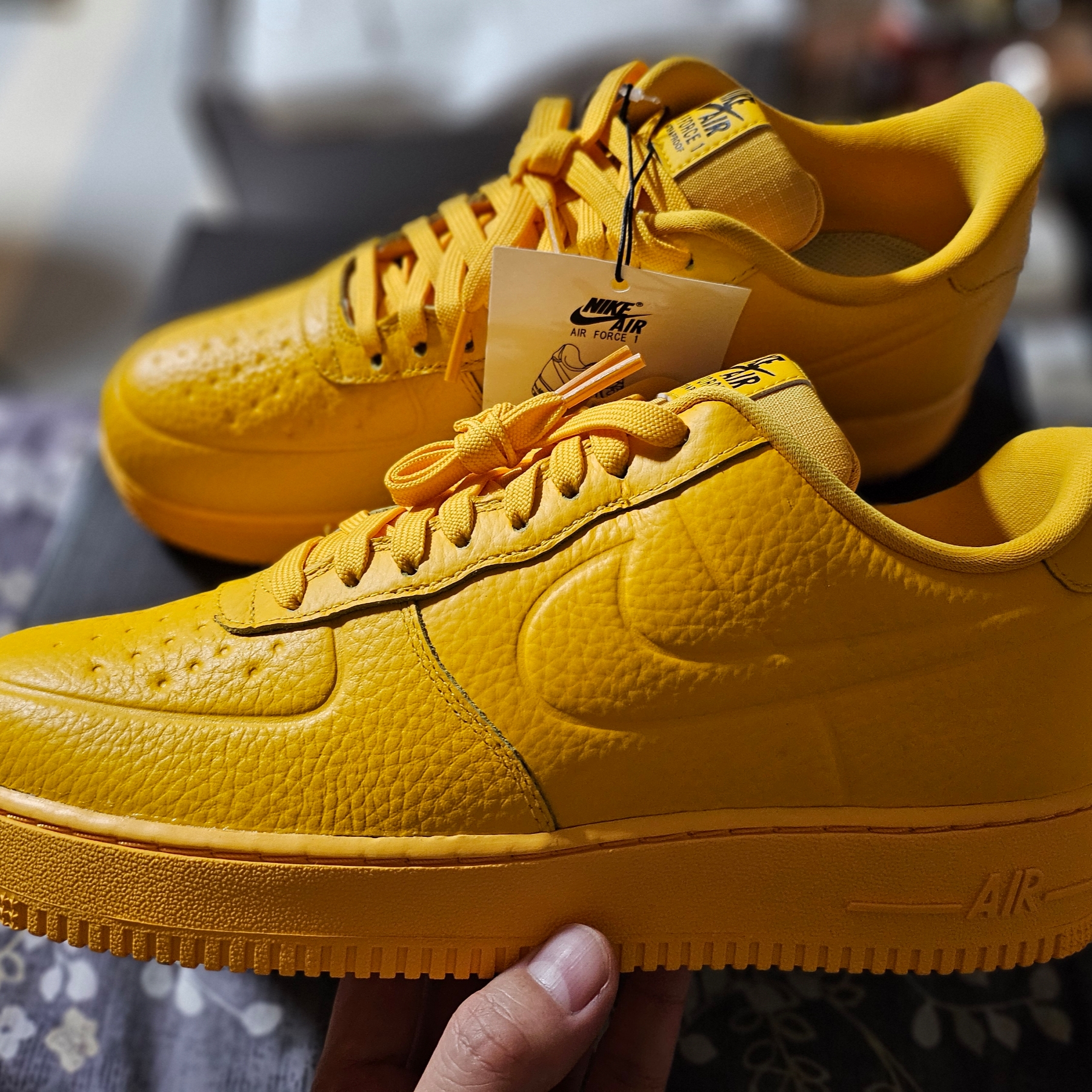 Nike Air Force 1 '07 Pro-Tech Waterproof University Gold 착용 스타일 - 2