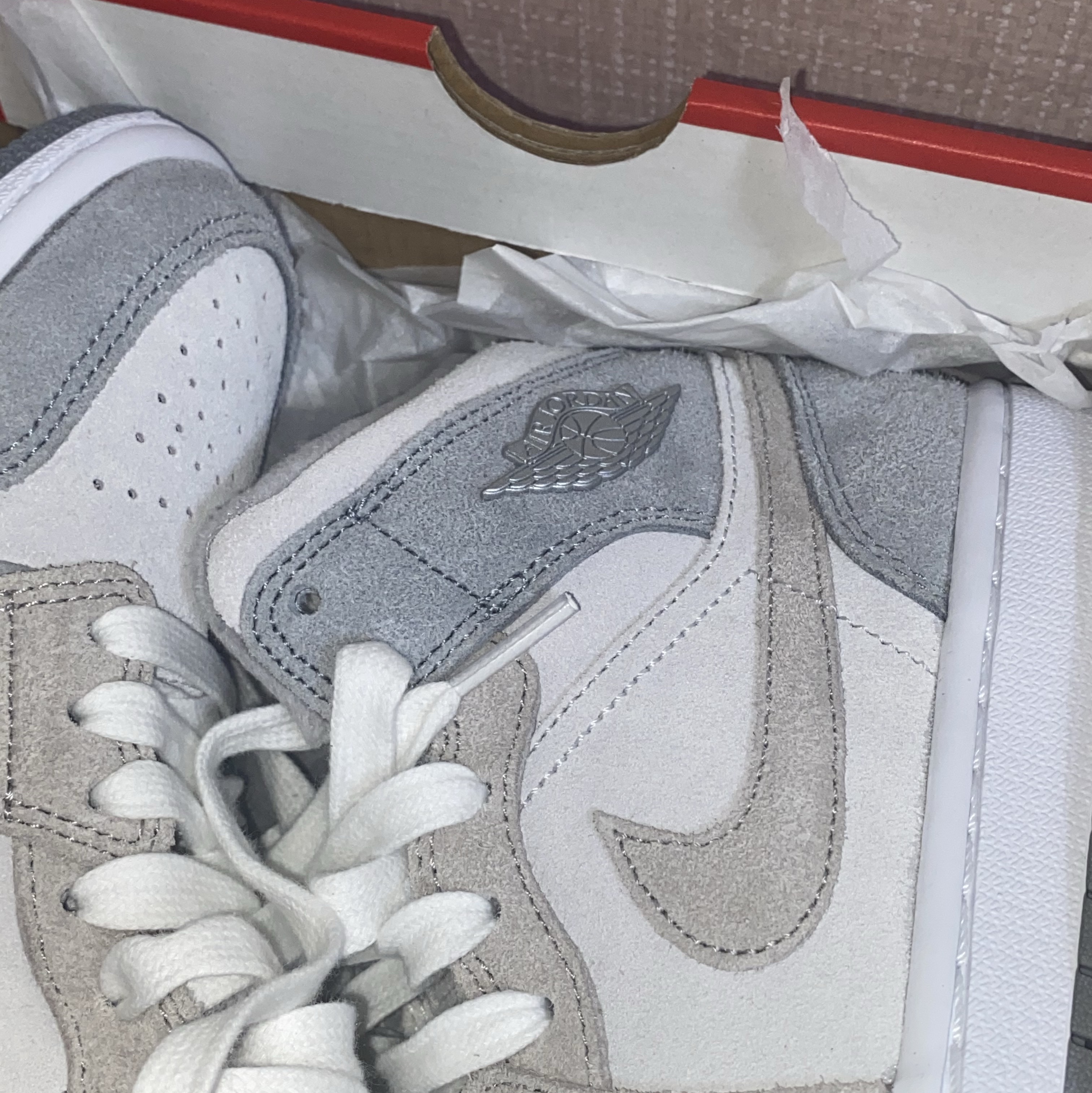 Adidas Superstar 82 White Aluminum, (W) Jordan 1 Mid SE Particle Grey 착용 스타일 - 2