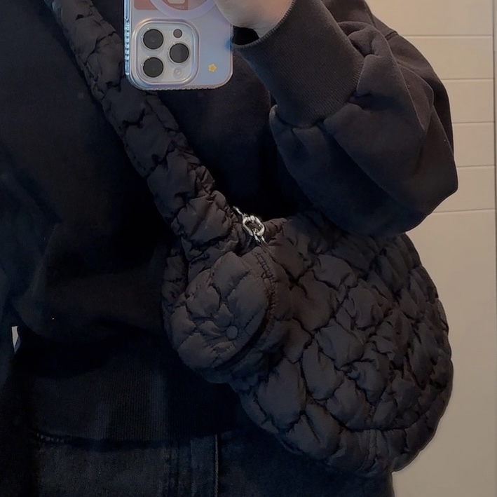 COS Quilted Messenger Bag Black, COS Quilted Nano Bag Black 착용 스타일