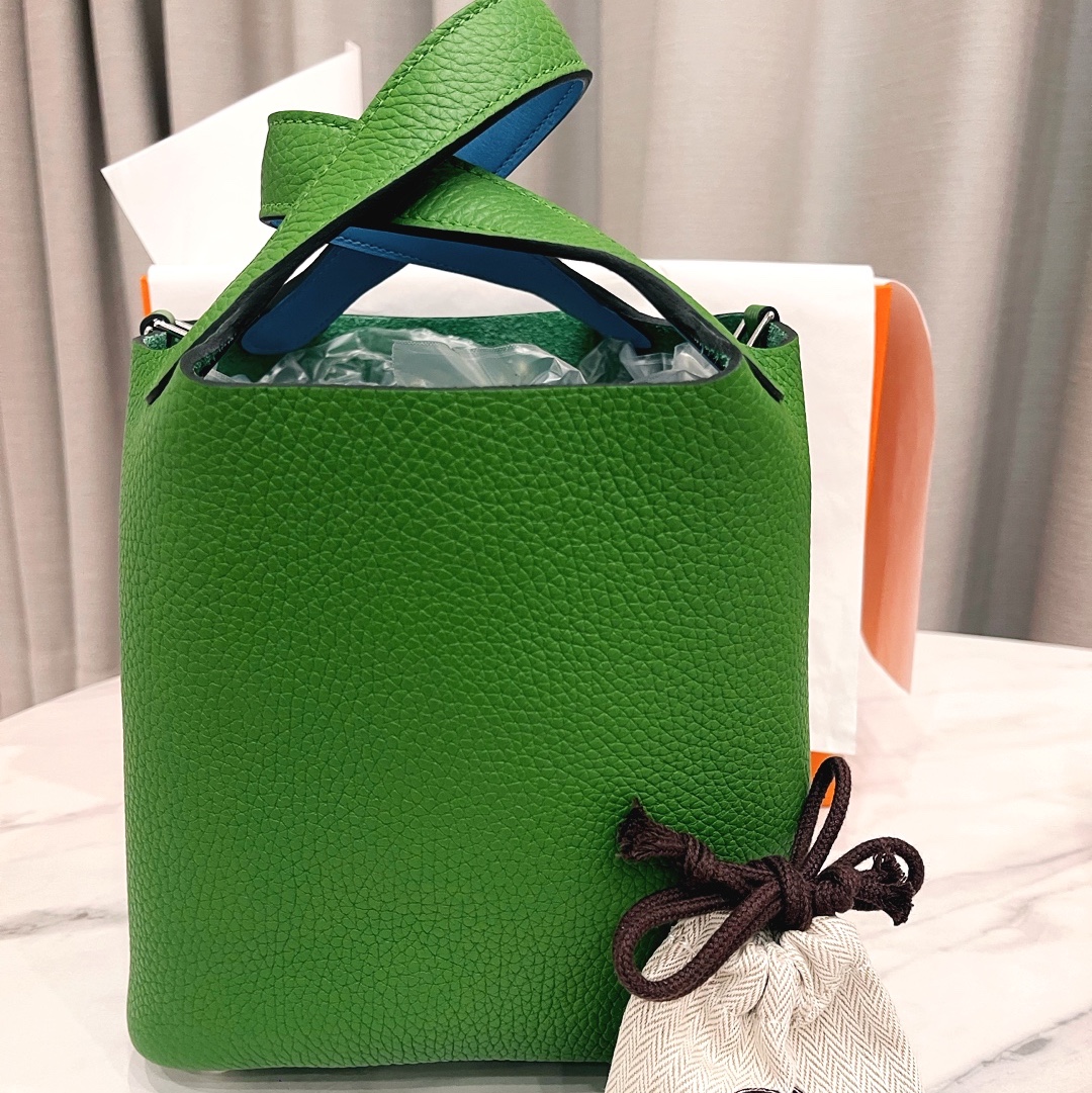 Hermes Picotin Lock 18 Eclat bag Clemence Swift & Palladium Vert Yucca Celeste 착용 스타일 - 3