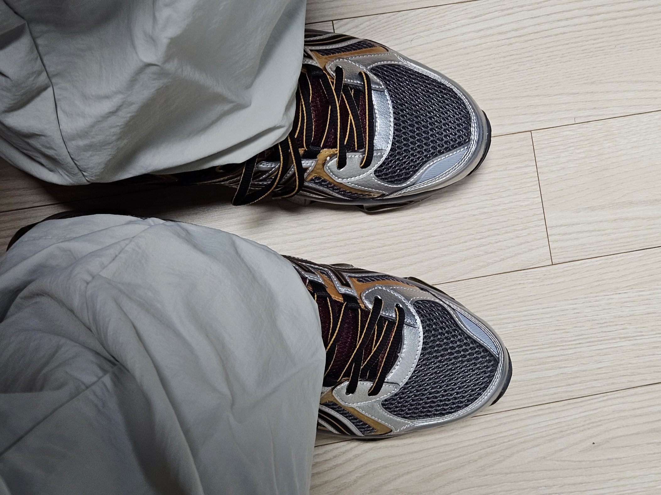 Asics Gel-Quantum Kinetic Carbon Pure Gold 착용 스타일 - 2