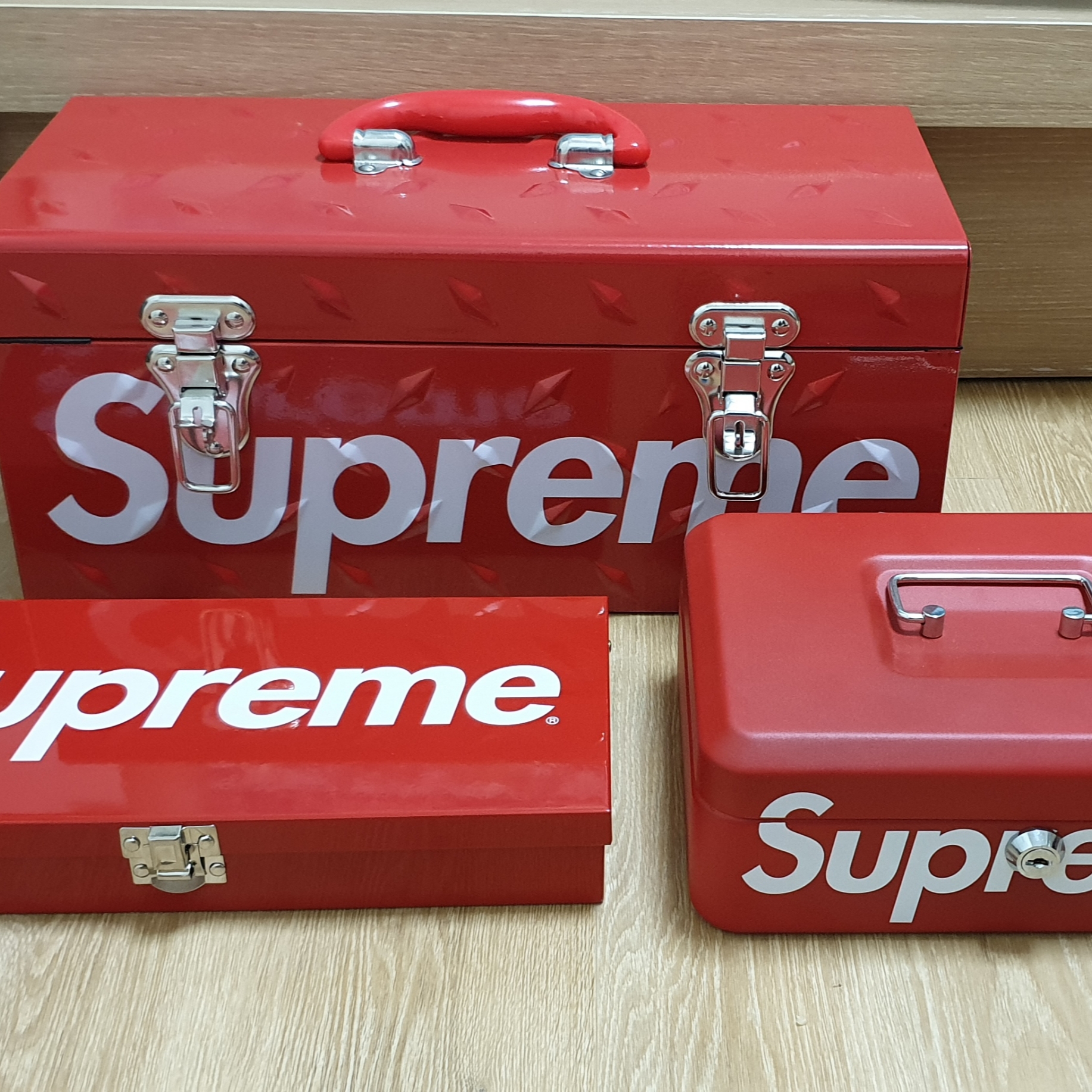 Supreme Diamond Plate Tool Box Red - 18FW 착용 스타일
