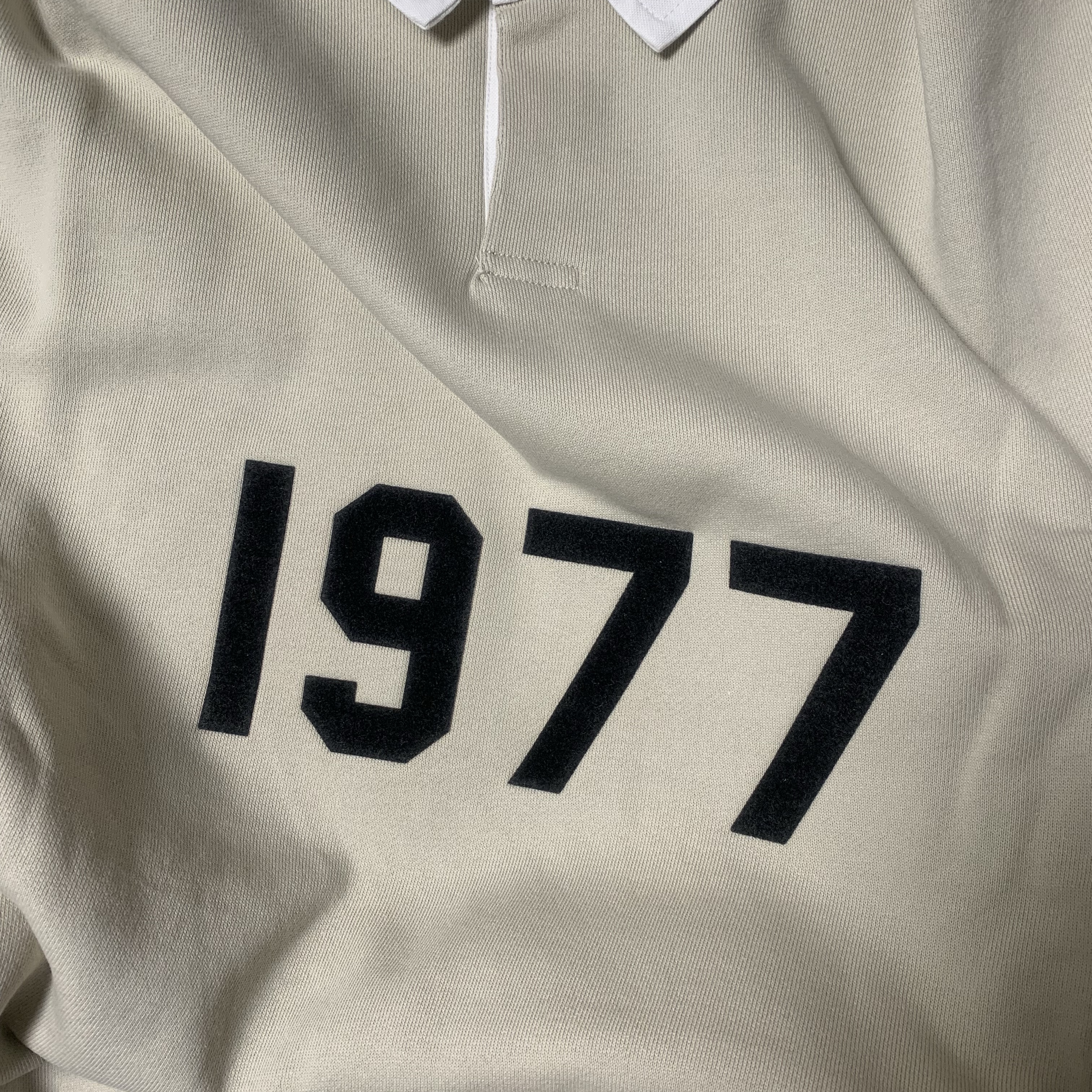 Essentials 1977 Rugby Long Sleeve Polo Wheat - 22SS 착용 스타일