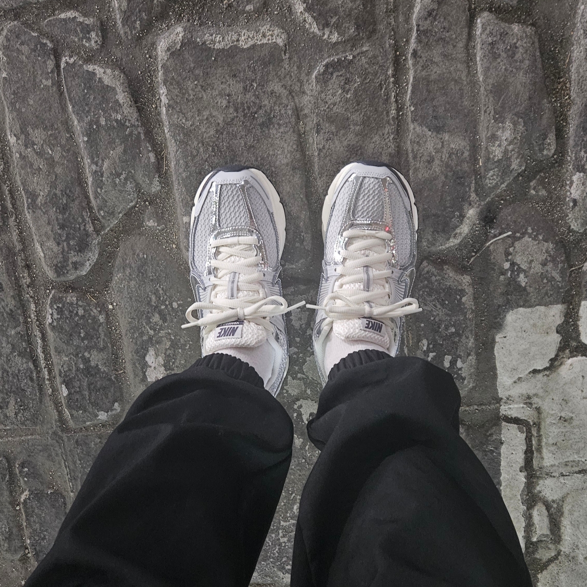 (W) Nike Zoom Vomero 5 Photon Dust and Metallic Silver 착용 스타일