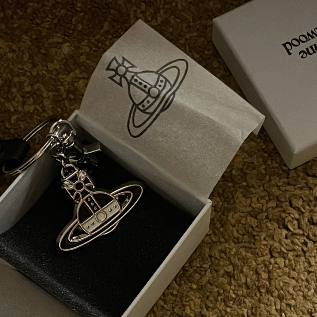 Vivienne Westwood Saffiano Black and White Keyring Black 착용 스타일