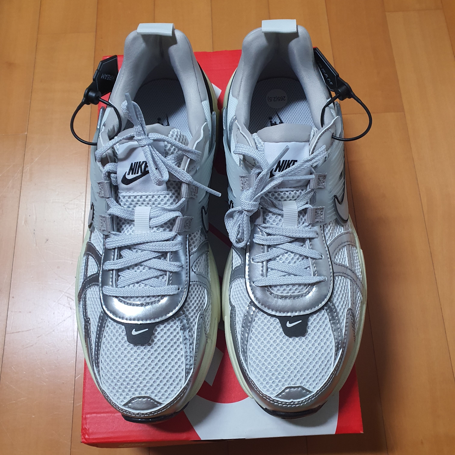 Nike V2K Run Summit White Metallic Silver 착용 스타일