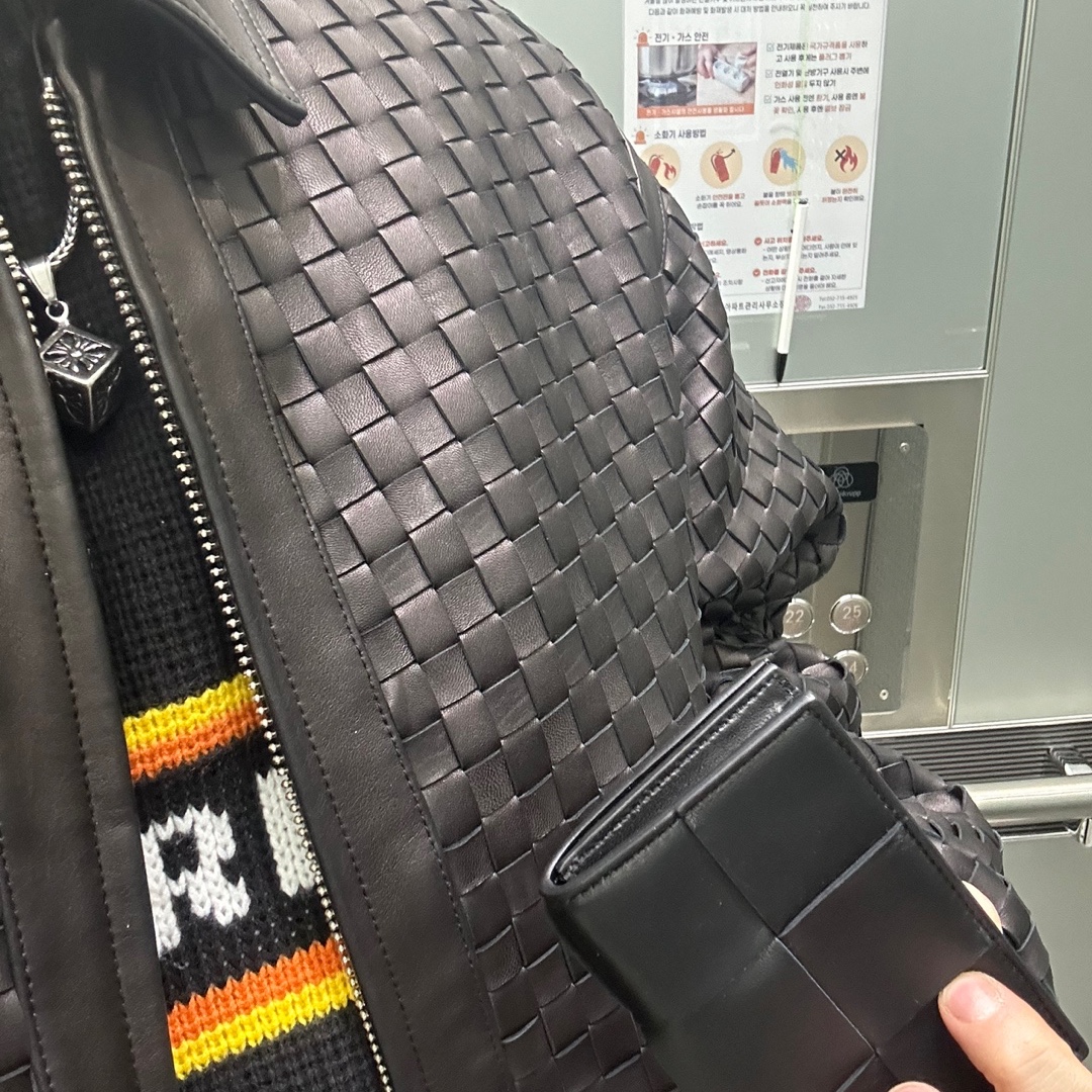 Bottega Veneta Cassette Business Card Case Black 착용 스타일