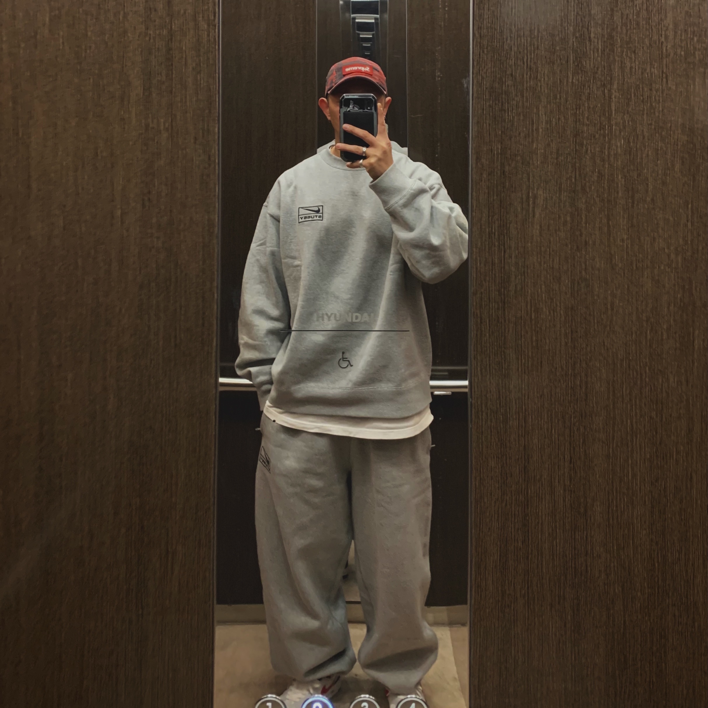 Nike x Stussy NRG Fleece Pants Dark Grey Heather (DO9340-063), Nike x Stussy NRG Fleece Crewneck Dark Grey Heather (DO9337-063) 착용 스타일 - 2