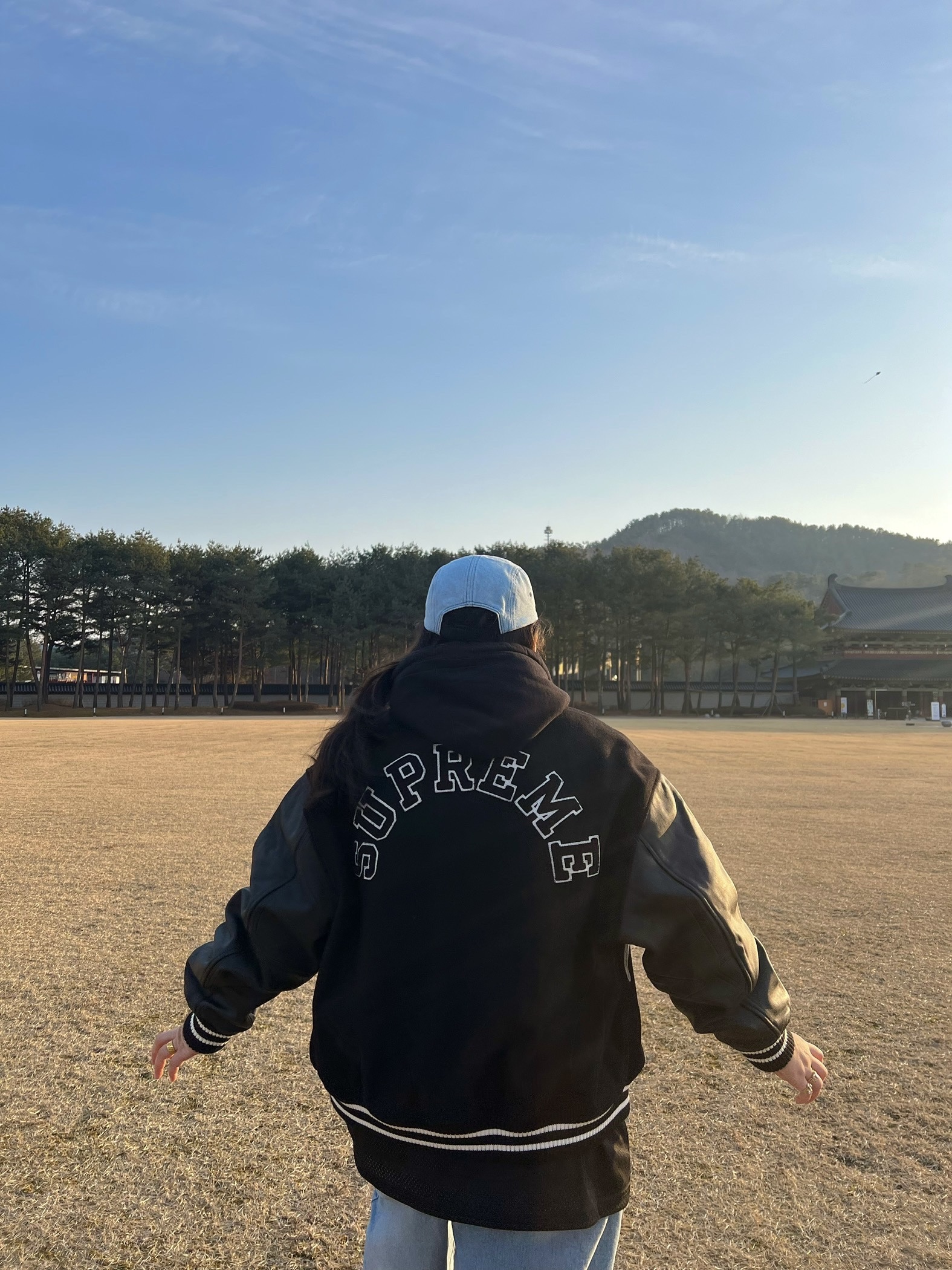 (W) Jordan 1 Mid SE Light Mulberry, Supreme Denim Camp Cap Washed Blue - 22FW 착용 스타일 - 2