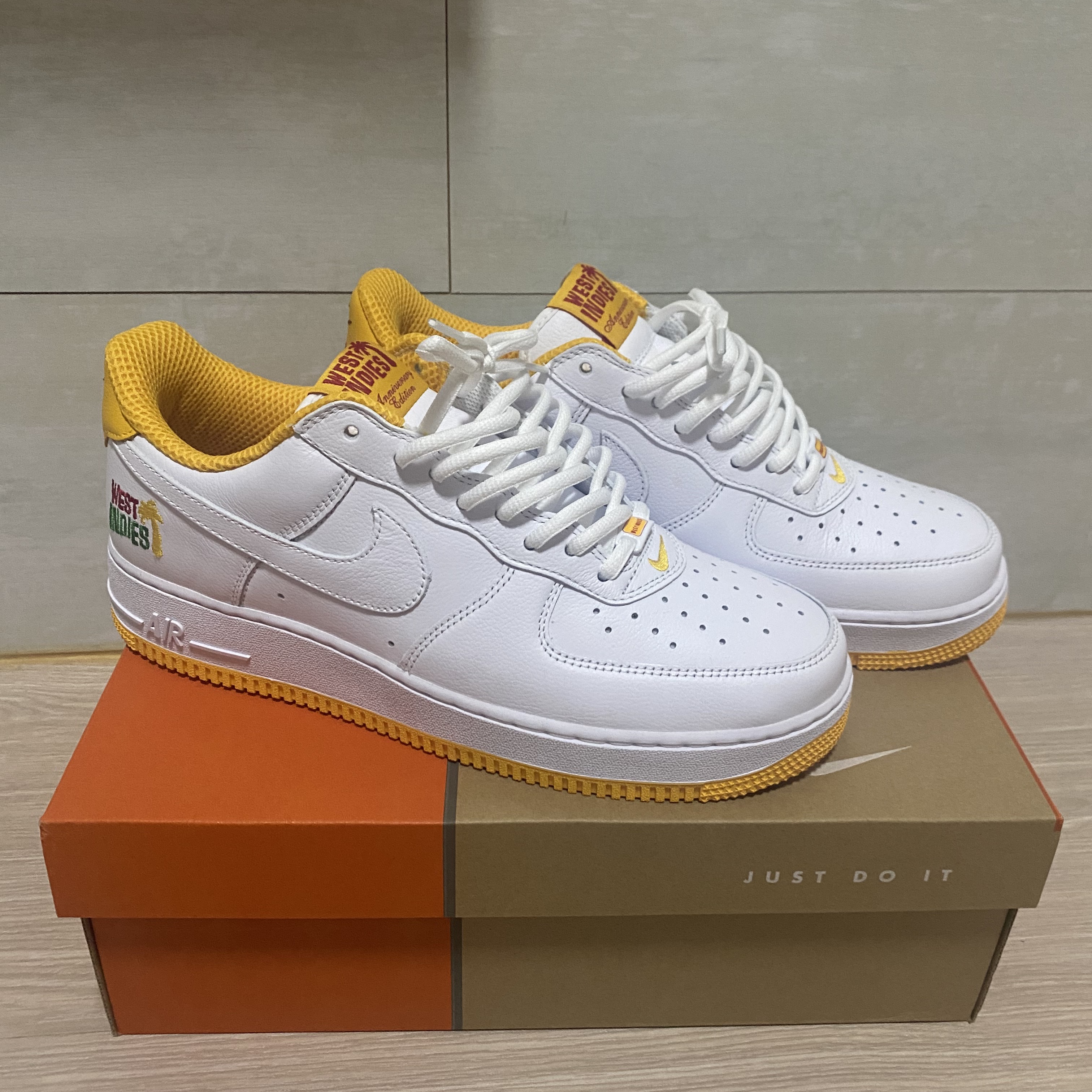 Nike Air Force 1 Low Retro QS West Indies University Gold 착용 스타일