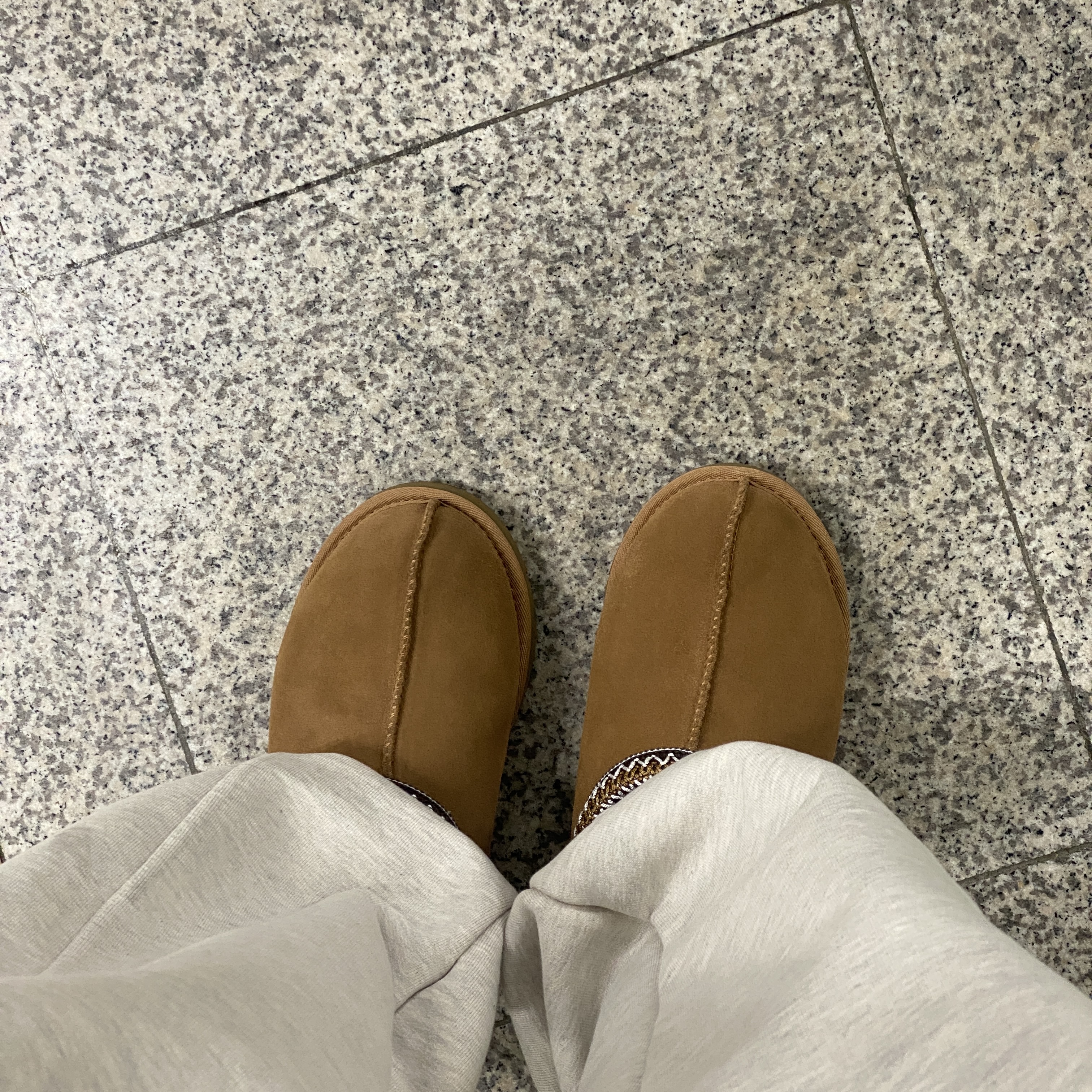 UGG Tasman Slipper Chestnut 착용 스타일