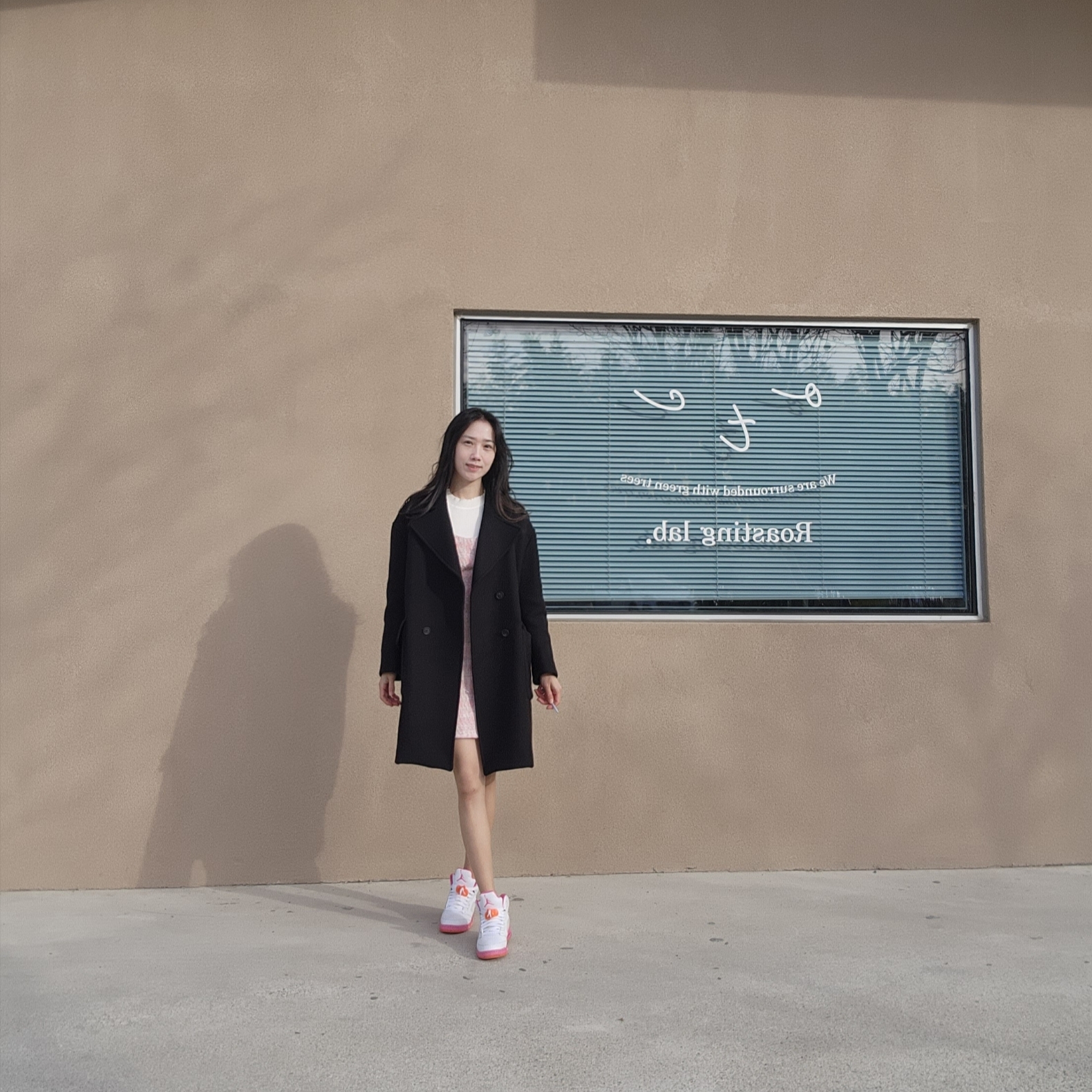(W) Burberry Long Kensington Heritage Trench Coat Black, (W) Dior Pleated Cotton Poplin Blouse White 착용 스타일