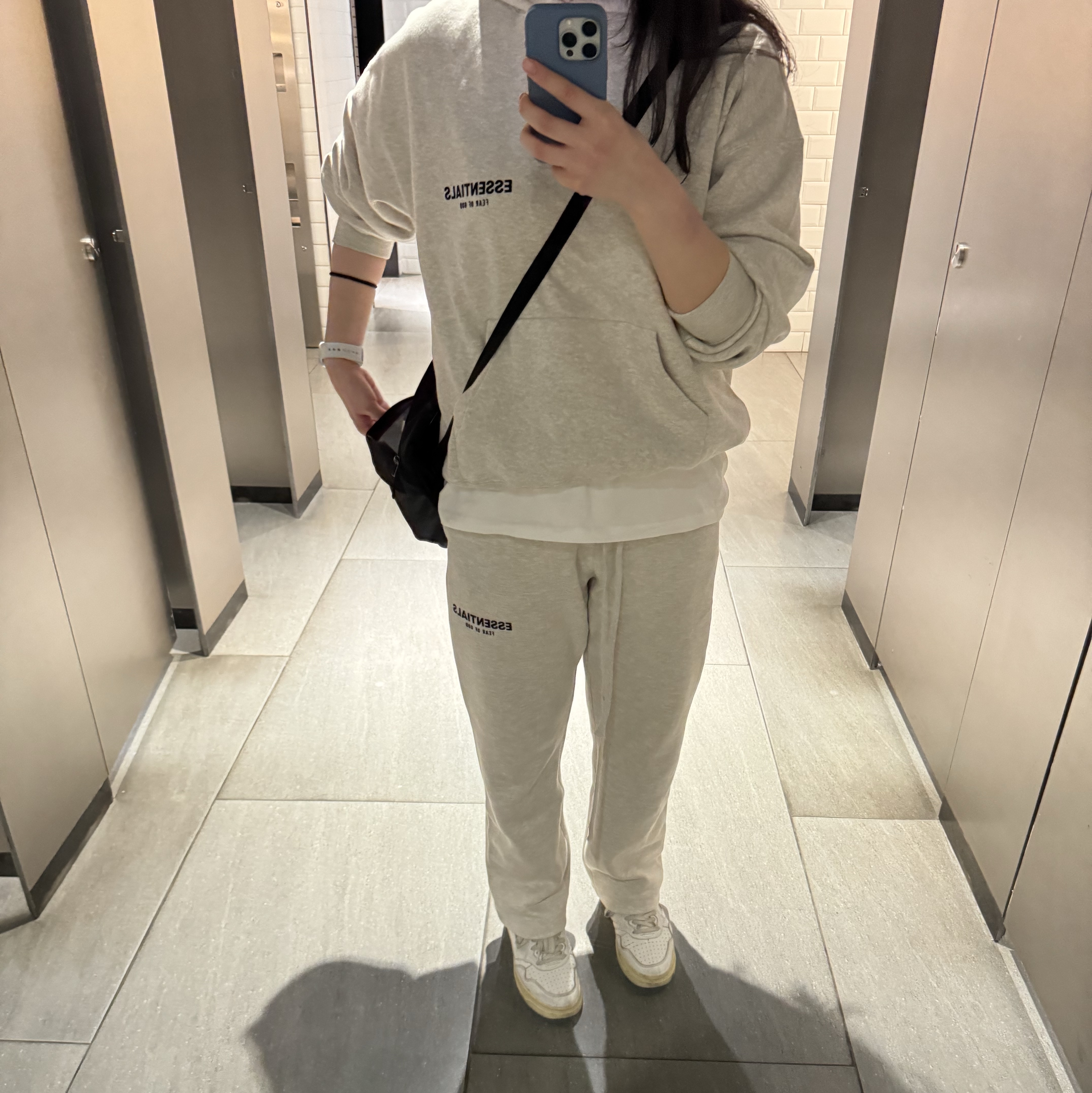 Essentials The Core Collection Relaxed Sweatpants Light Oatmeal, Essentials The Core Collection Hoodie Light Oatmeal 착용 스타일