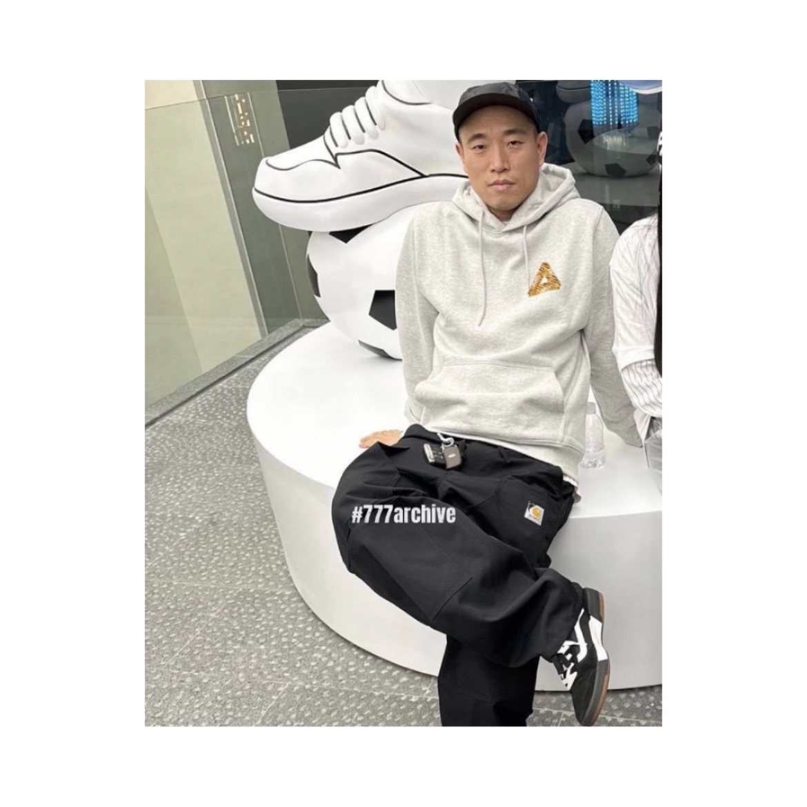 Palace Korea Hoodie Grey - 24SS, Palace Korea Varsity Jacket Black - 24SS 착용 스타일 - 2