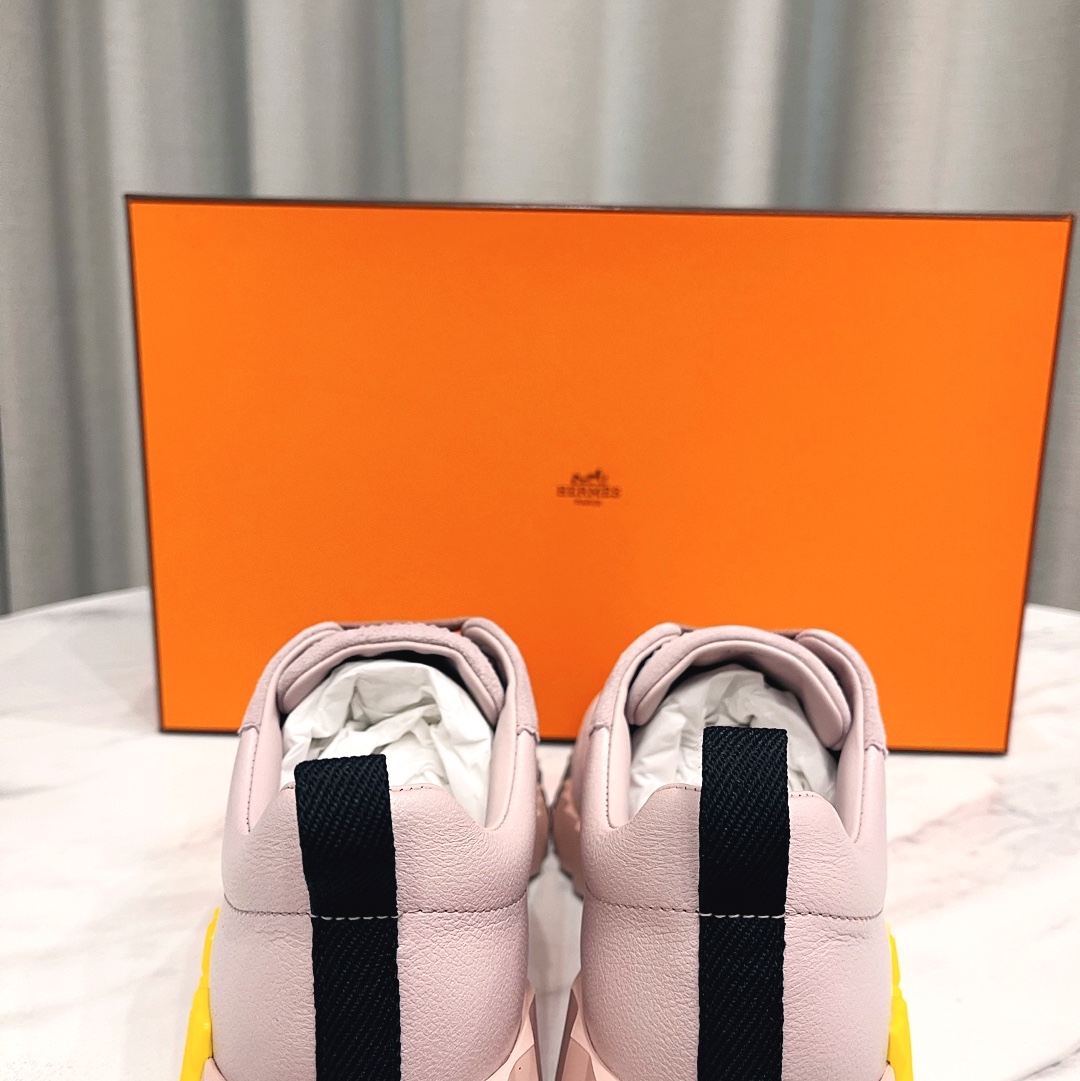 (W) Hermes Bouncing Sneakers Sport Suede Goatskin & Rose Porcelaine 착용 스타일 - 4