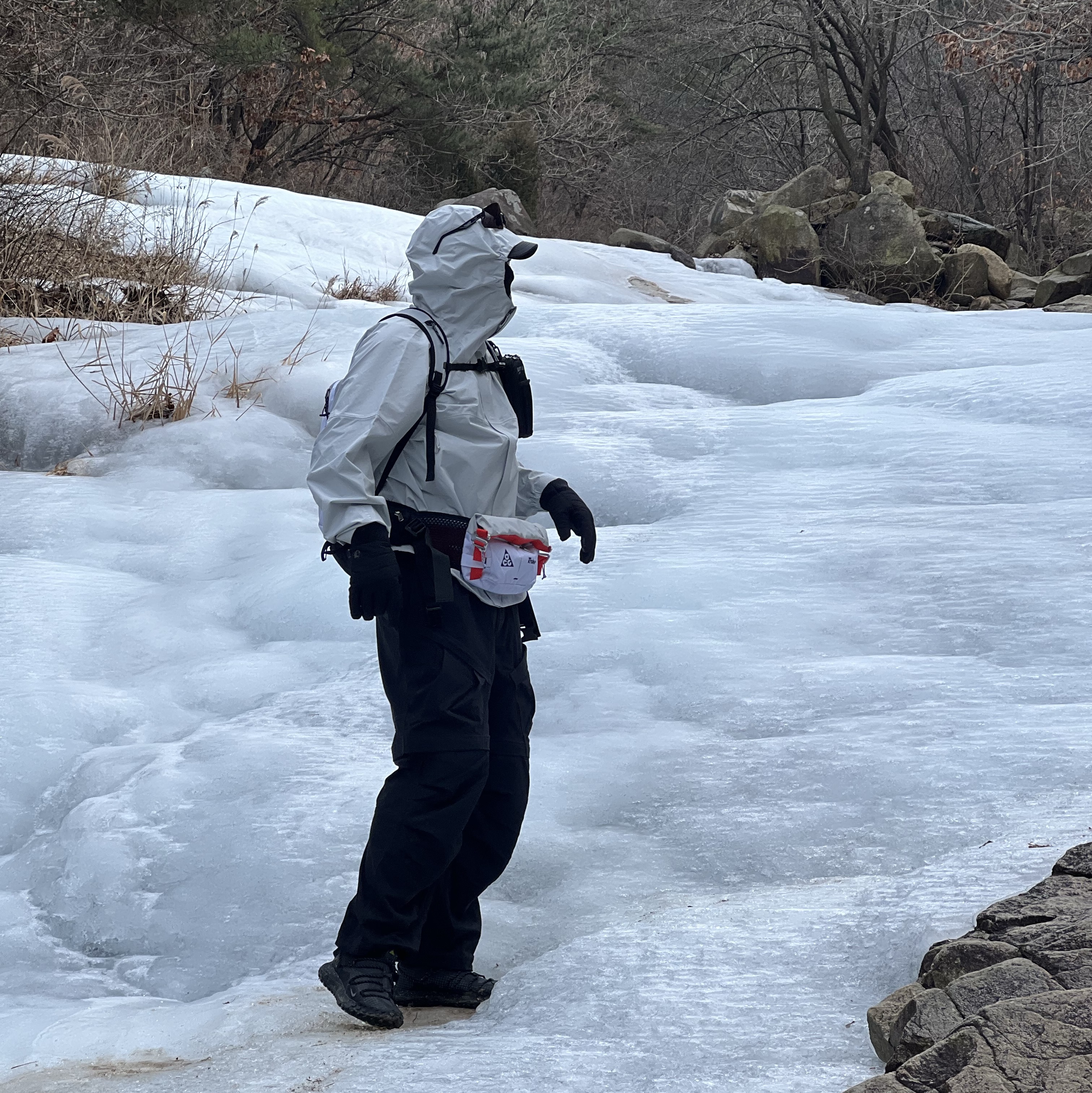 Nike ACG Storm-Fit ADV Cascade Rains Full Zip Jacket Photon Dust - Asia, Nike ACG Trail Cap Black 착용 스타일 - 2