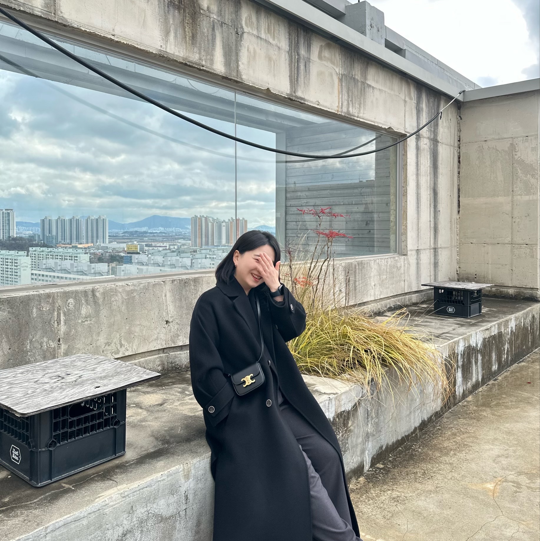 셀린느 미니 클로드 샤이니 카프스킨 블랙 착용 스타일