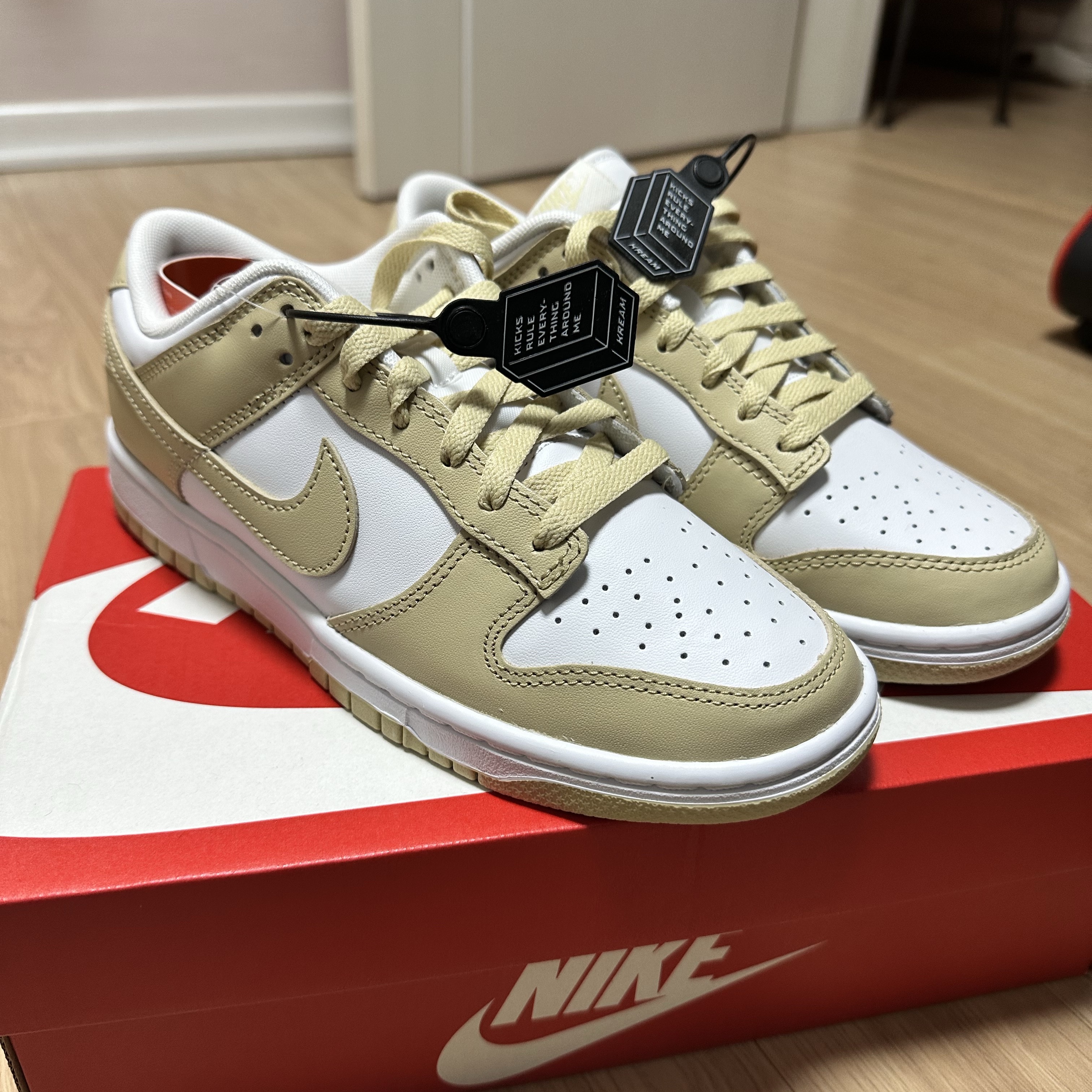 Nike Dunk Low Team Gold and White 착용 스타일
