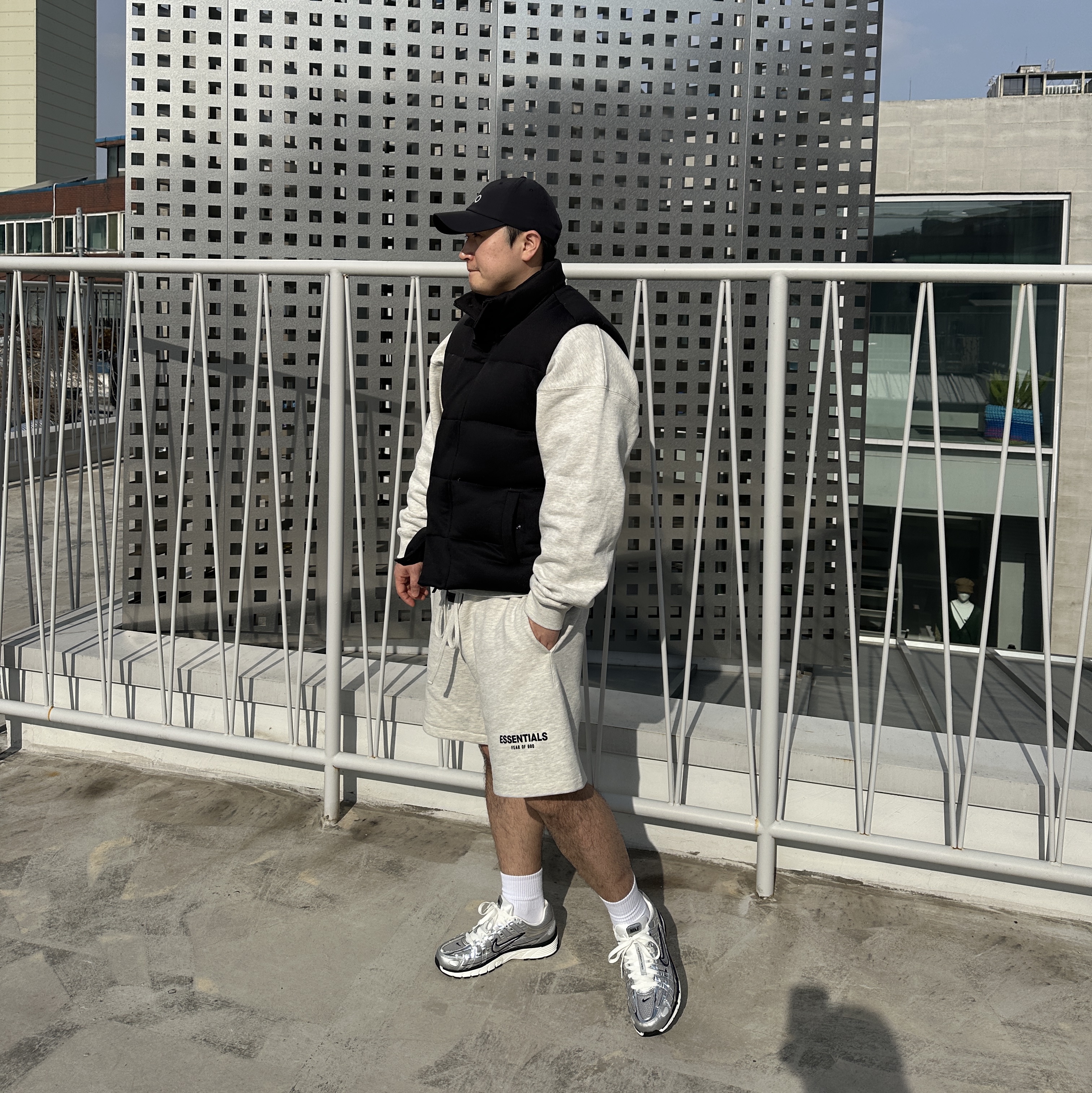 Nike P-6000 Metallic Silver, Essentials The Core Collection Crewneck Sweatshirt Light Oatmeal 착용 스타일