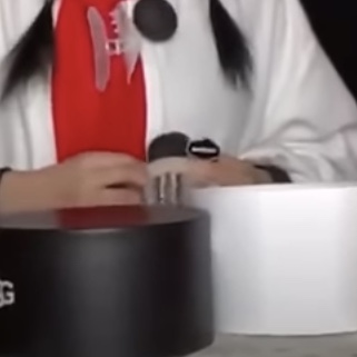 (W) 어그 쉽스킨 타스만 이어머프 체스트넛 착용 스타일 - 3
