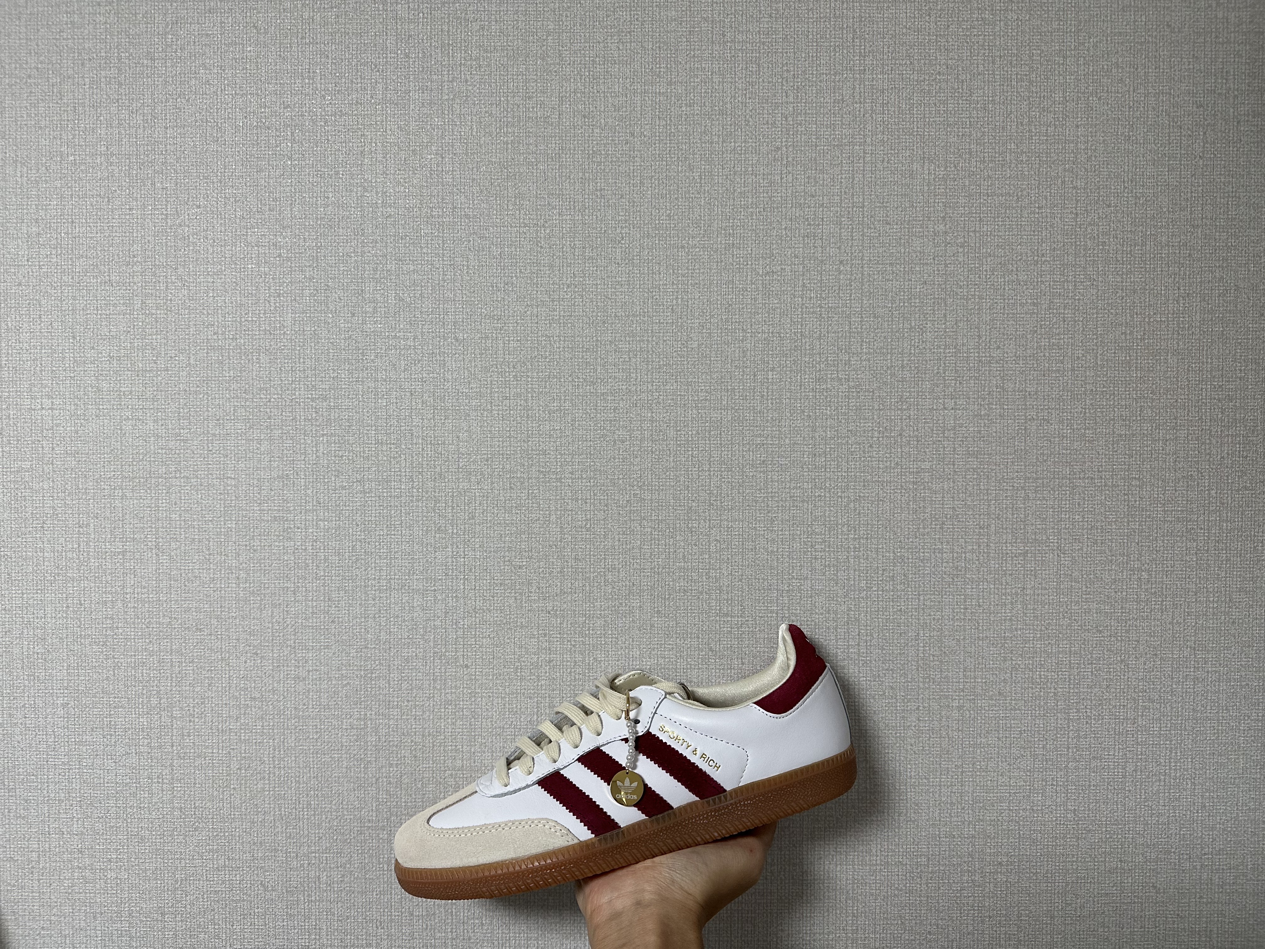 Adidas x Sporty & Rich Samba OG Cloud White Collegiate Burgundy, Adidas Tobacco Gruen Collegiate Burgundy 착용 스타일 - 2