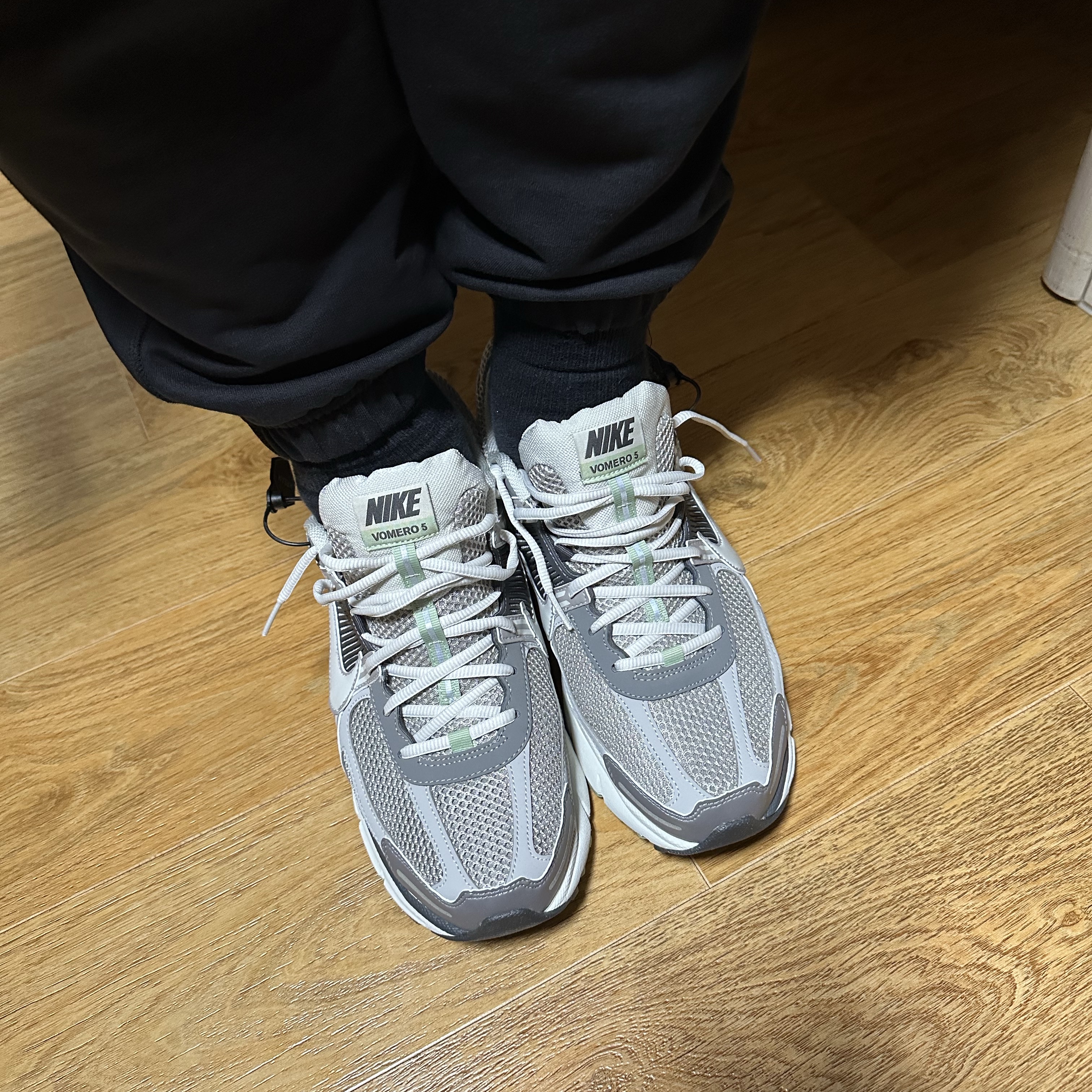 (W) Nike Zoom Vomero 5 Cobblestone and Flat Pewter 착용 스타일