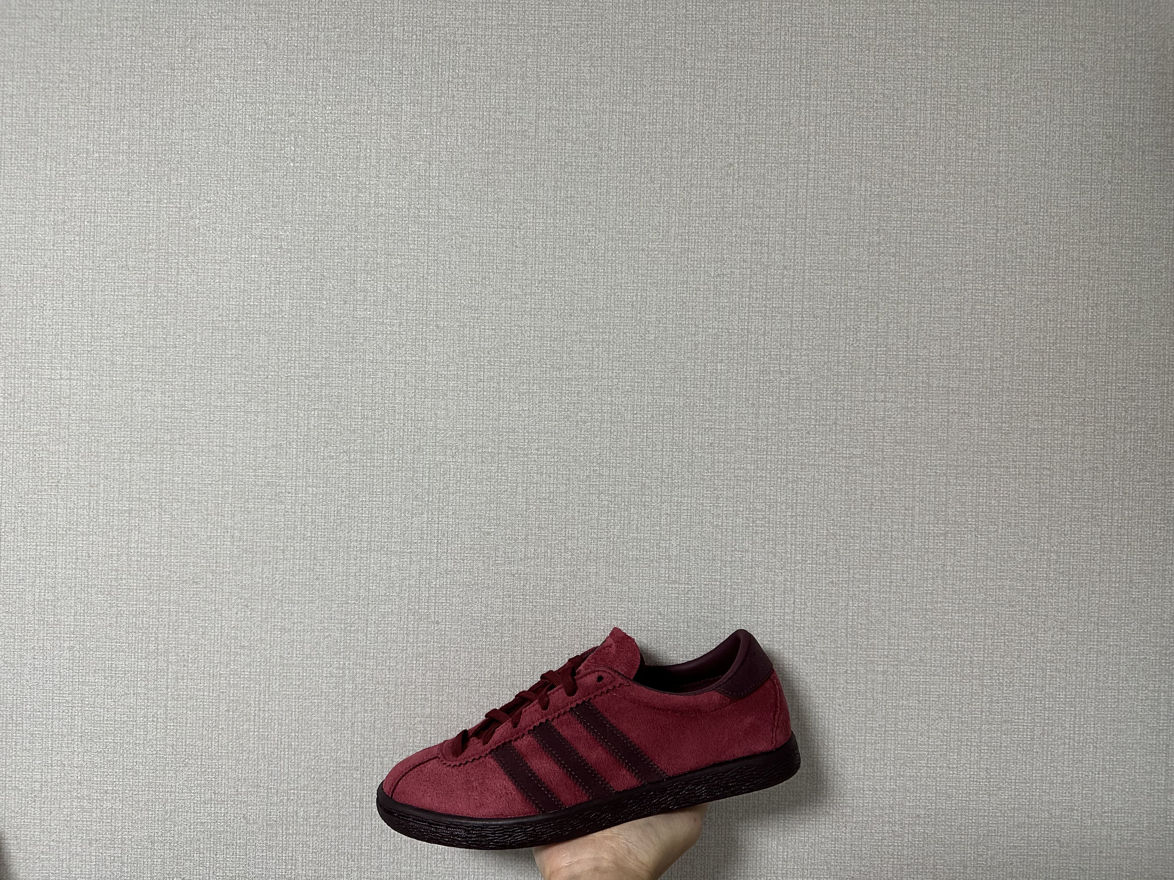 Adidas x Sporty & Rich Samba OG Cloud White Collegiate Burgundy, Adidas Tobacco Gruen Collegiate Burgundy 착용 스타일 - 3
