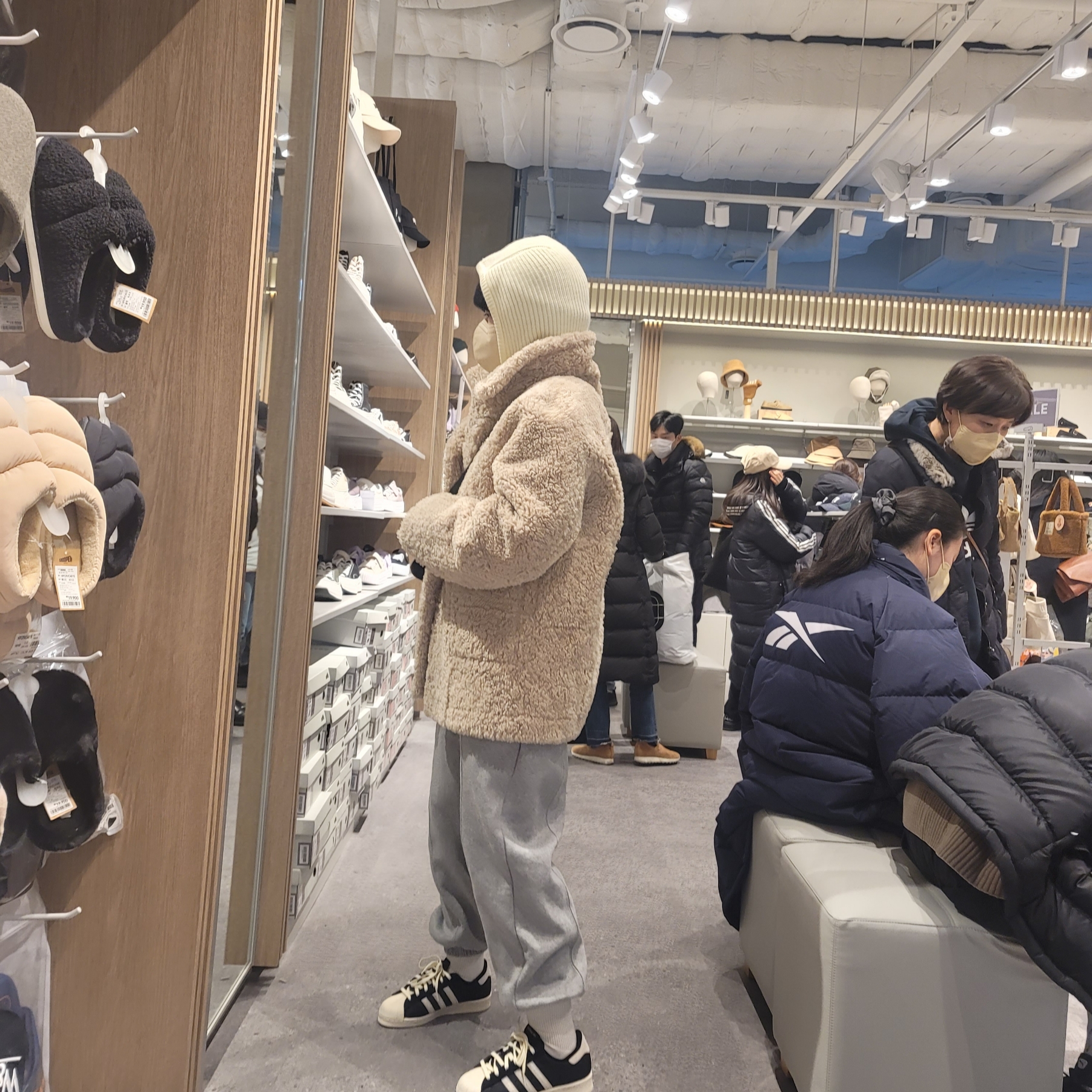 아디다스 슈퍼스타 82 블랙 화이트 착용 스타일