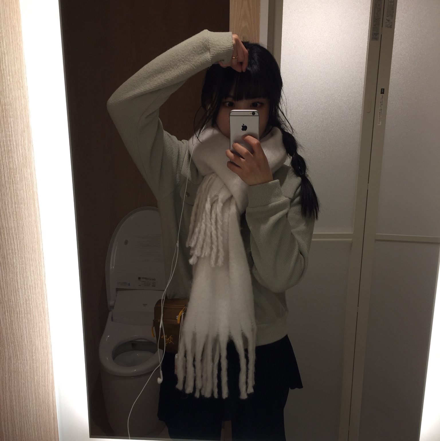 Arc'teryx Mantis 1 Waistpack Relic, (W) UGG Classic Mini II Boots Chestnut 착용 스타일