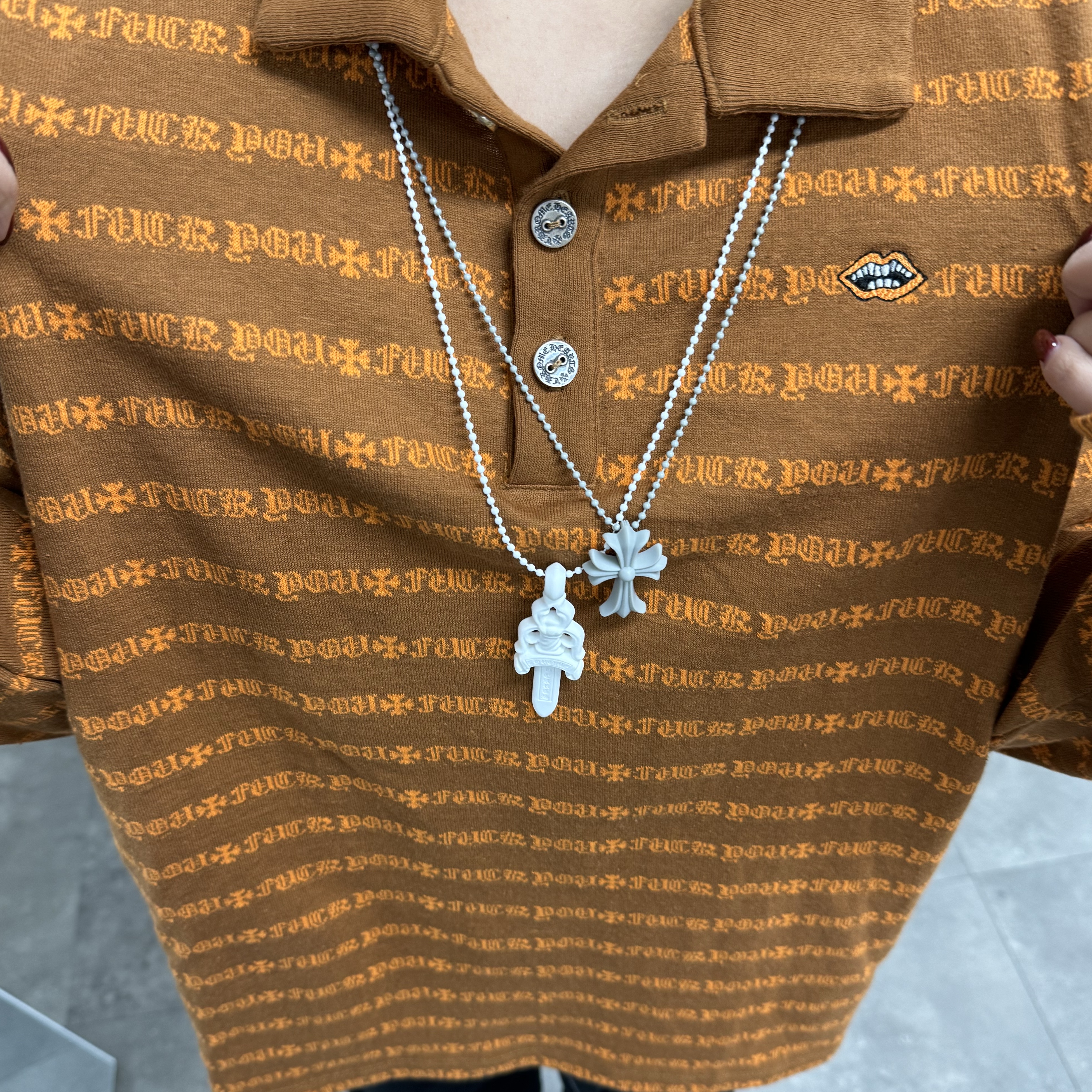 Chrome Hearts Silichrome Dagger Pendant White 2023, Chrome Hearts Silichrome CH Cross Pendant Grey 2023 착용 스타일