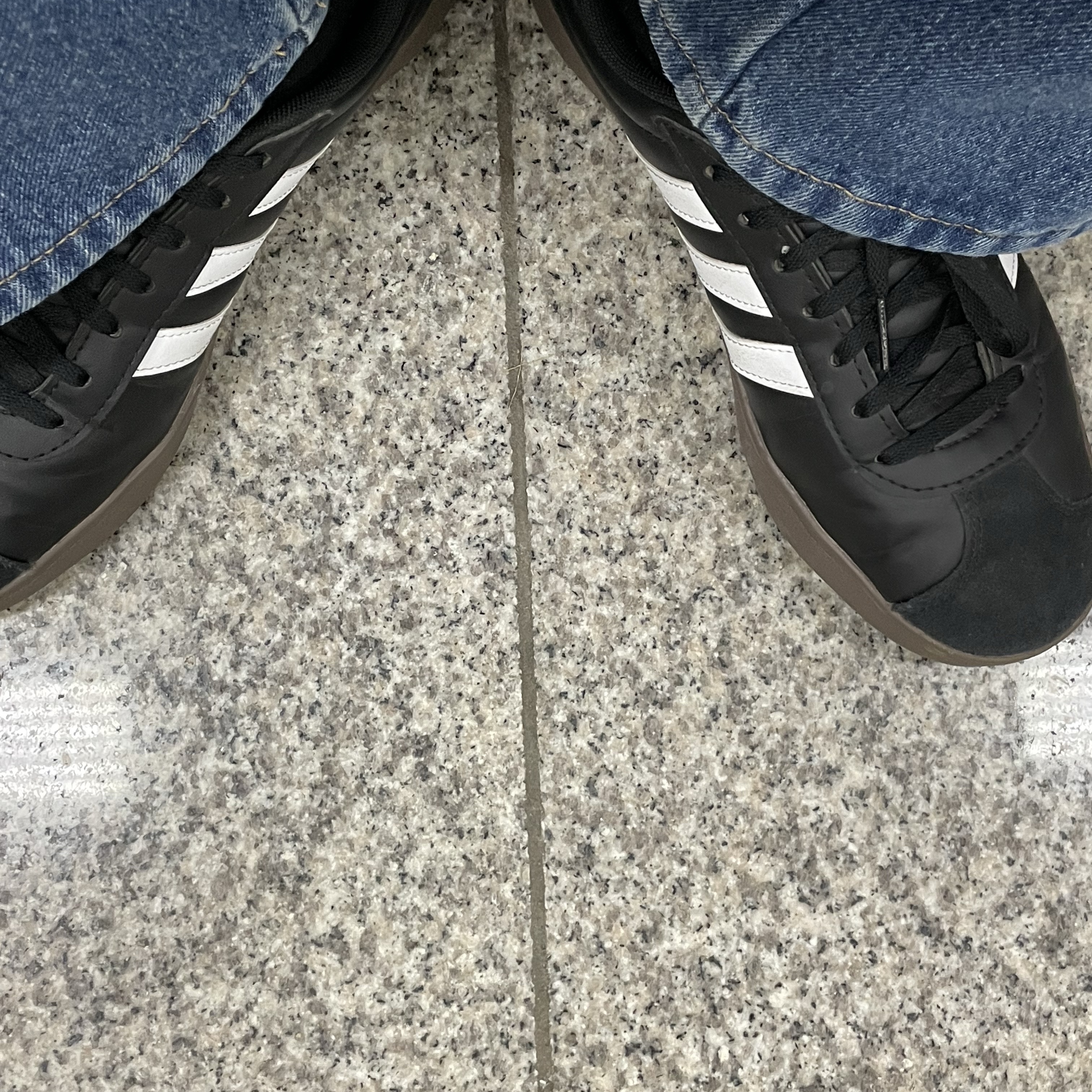 Adidas VL Court Base Core Black Cloud White 착용 스타일