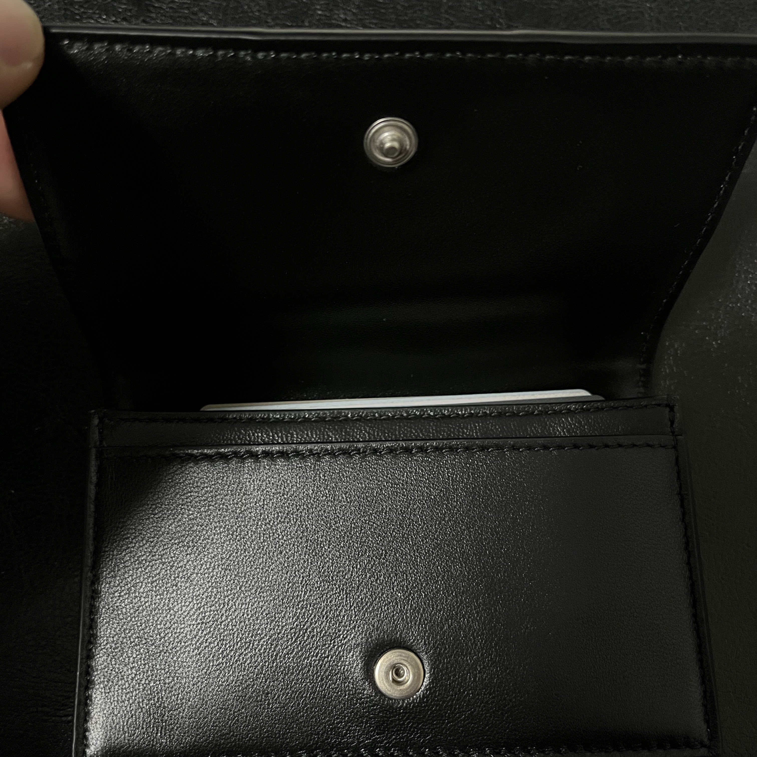 Bottega Veneta Cassette Business Card Case Black 착용 스타일 - 2