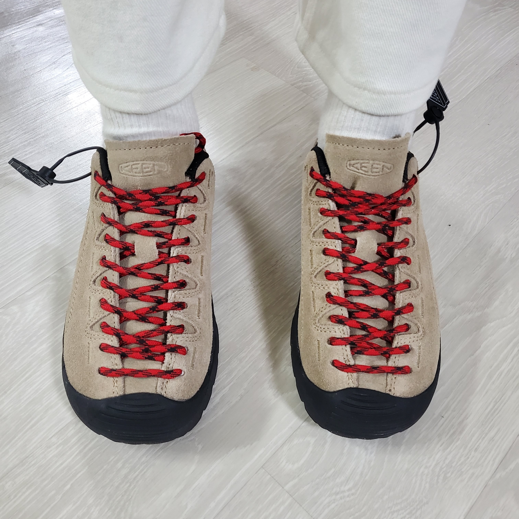 (W) Keen Jasper Suede Sneakers Silver Mink 착용 스타일 - 1