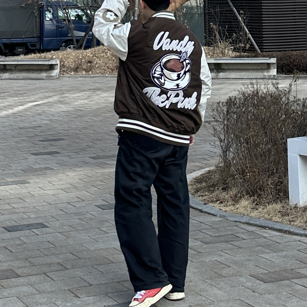 Vandy The Pink x Alpha Industries Bomber Jacket Lead Gray 착용 스타일 - 2