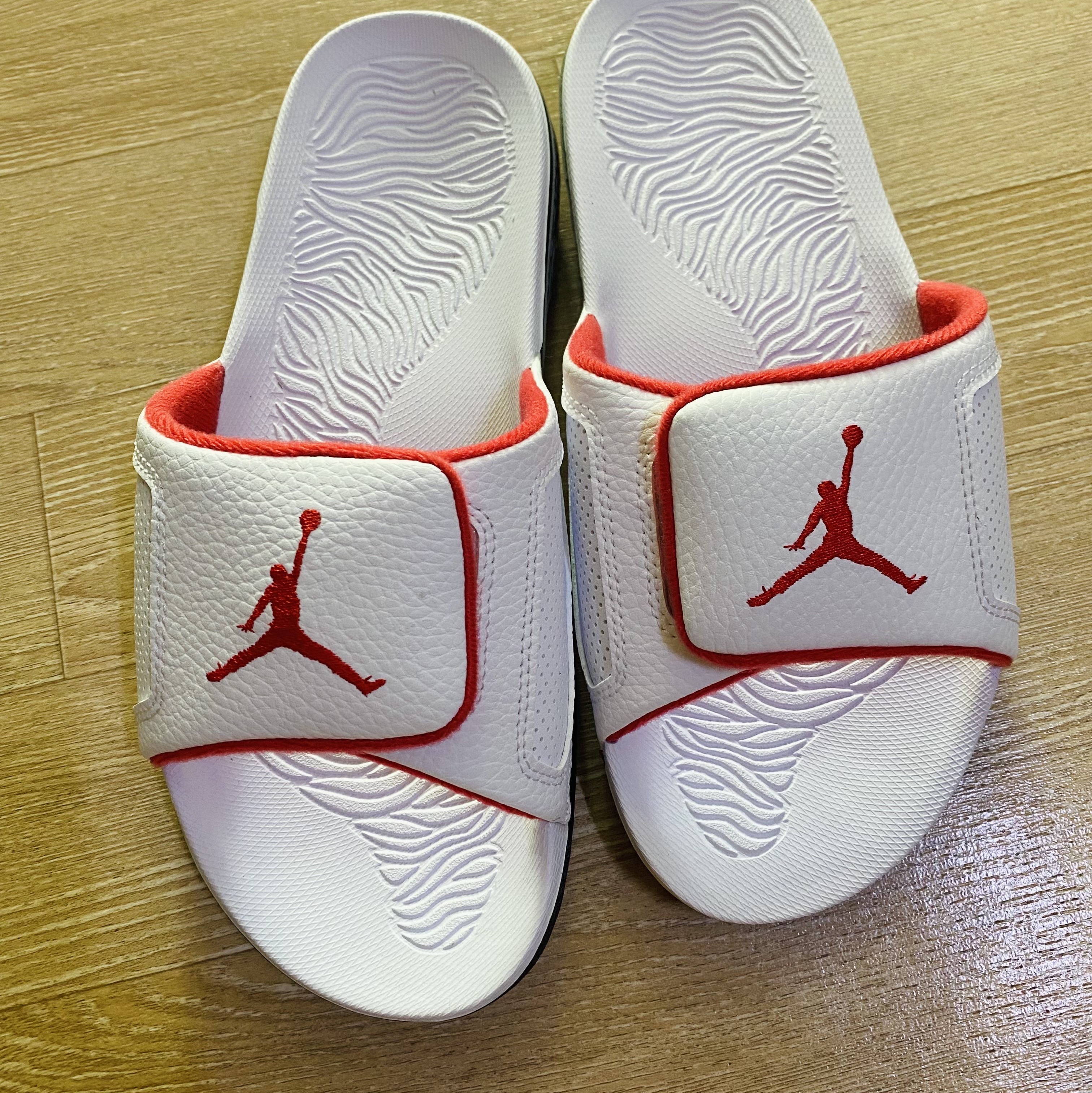 Jordan Hydro 3 Retro Cement White and University Red 착용 스타일