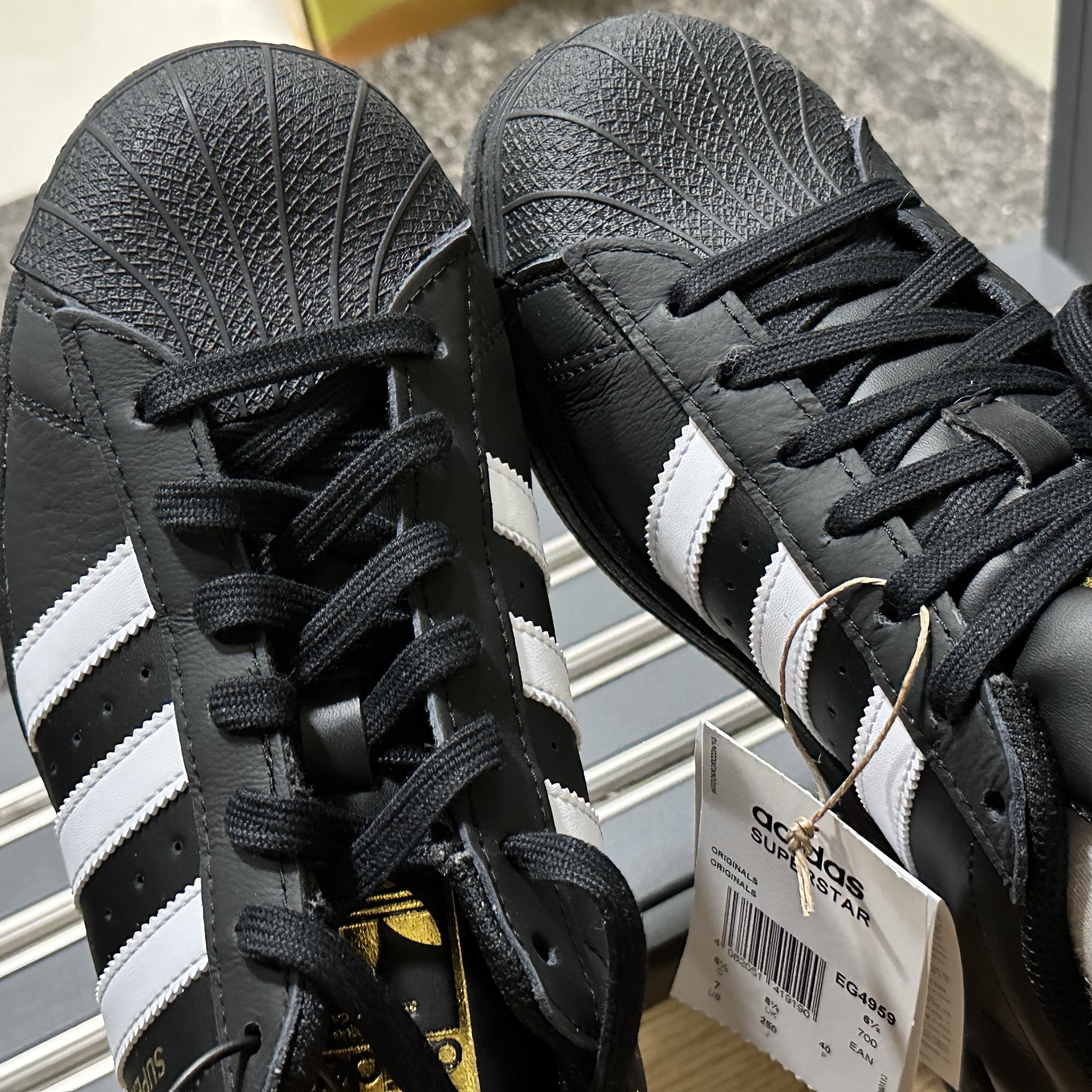 Adidas Superstar Core Black White 착용 스타일