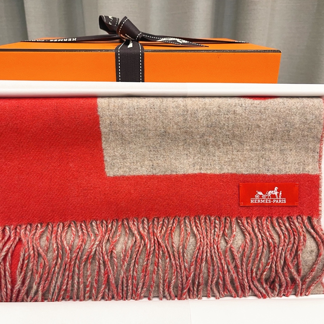 (W) Hermes Casaque Love Story Muffler Ecarlate Beige Chine 착용 스타일 - 2