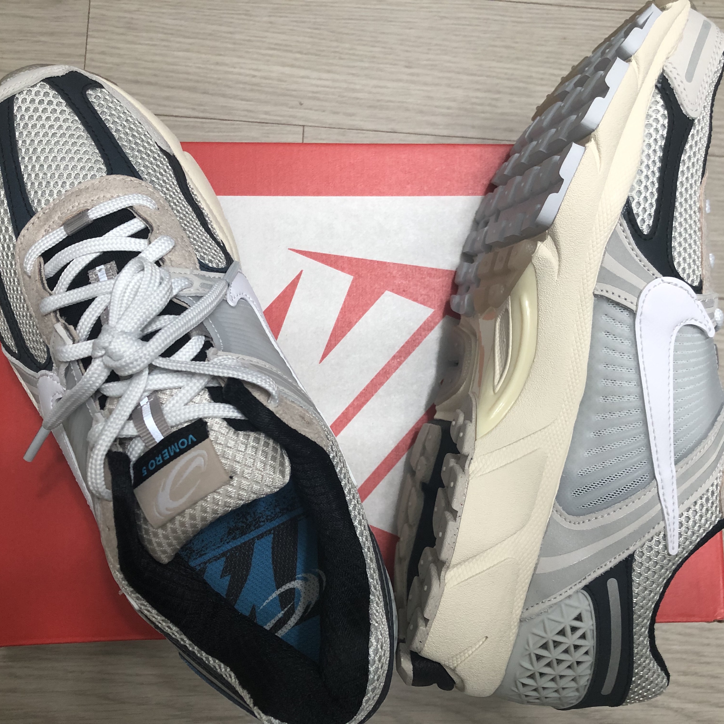 Nike Zoom Vomero 5 Light Bone and Black 착용 스타일 - 3