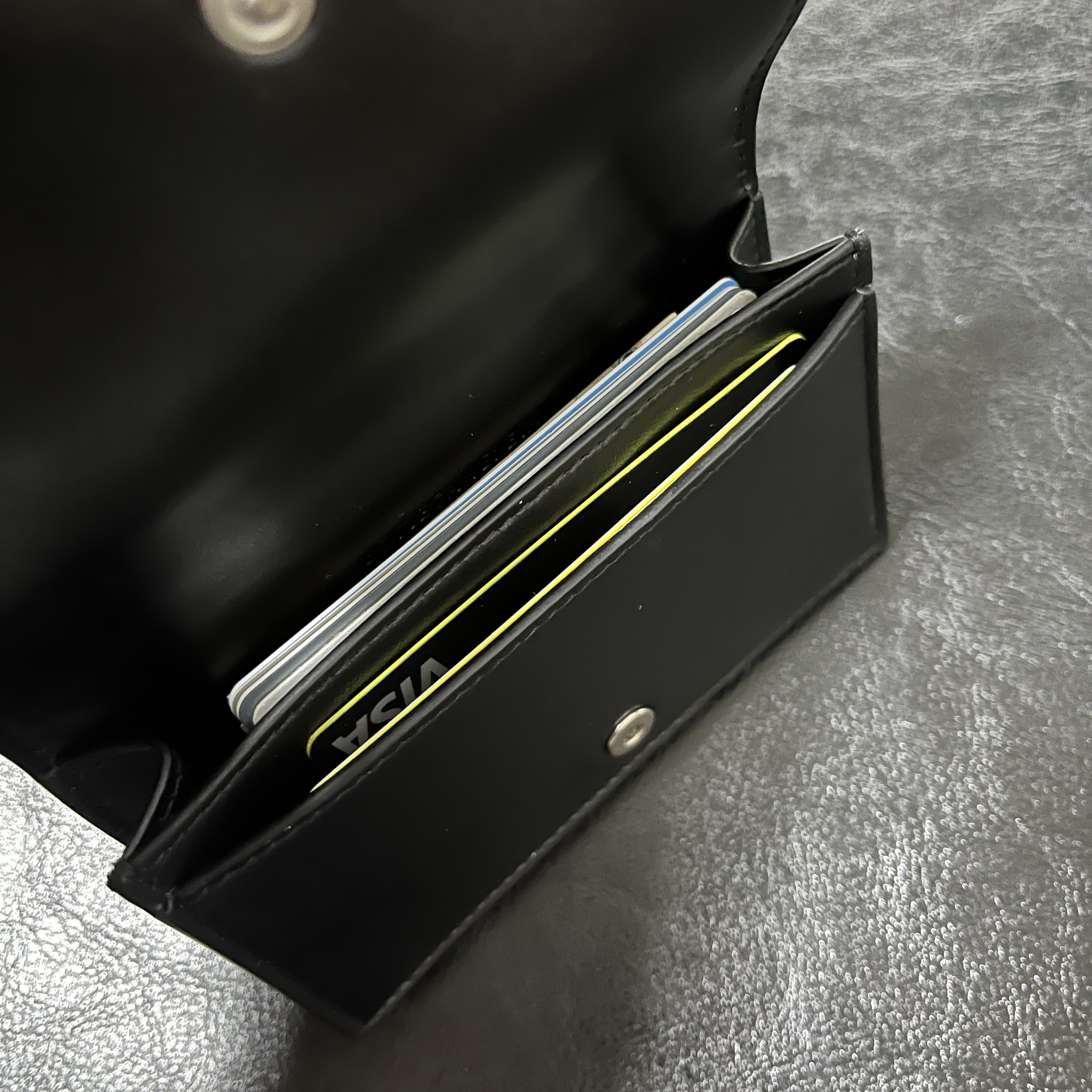 Bottega Veneta Cassette Business Card Case Black 착용 스타일 - 3