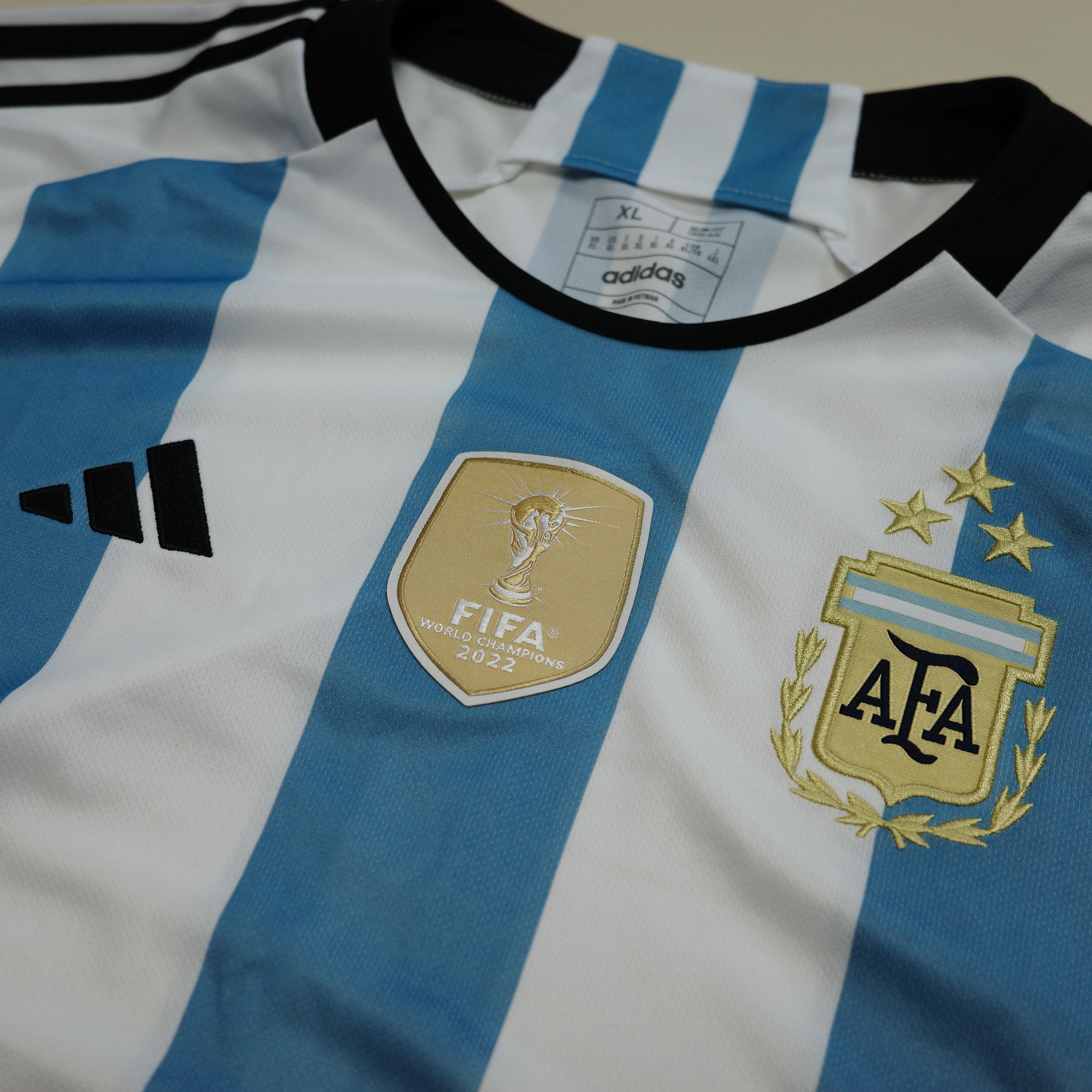 Adidas Argentina Home Jersey 2022 Winners 3-Star White Light Blue - US Sizing (Non Marking Ver.) 착용 스타일 - 1