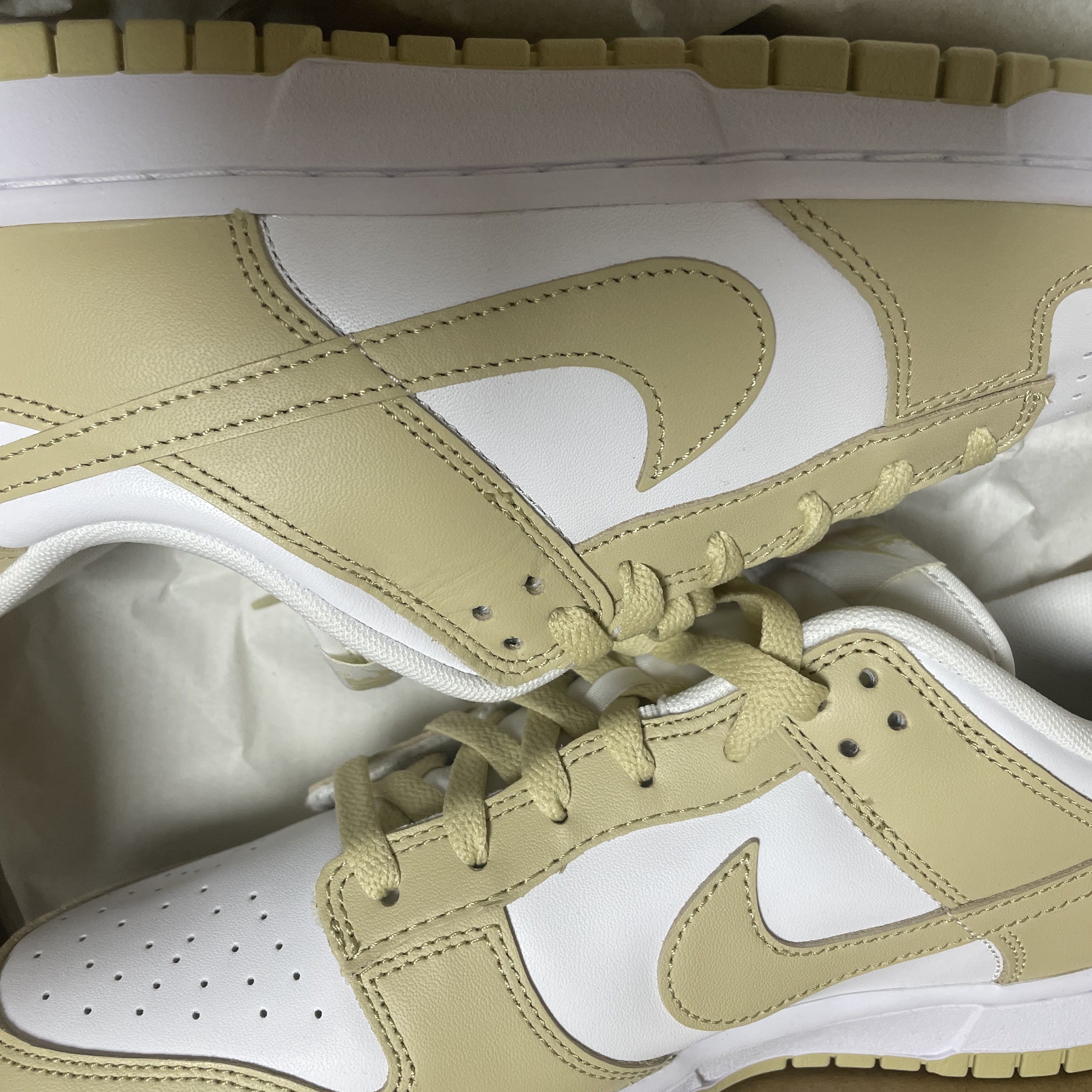 Nike Dunk Low Team Gold and White 착용 스타일
