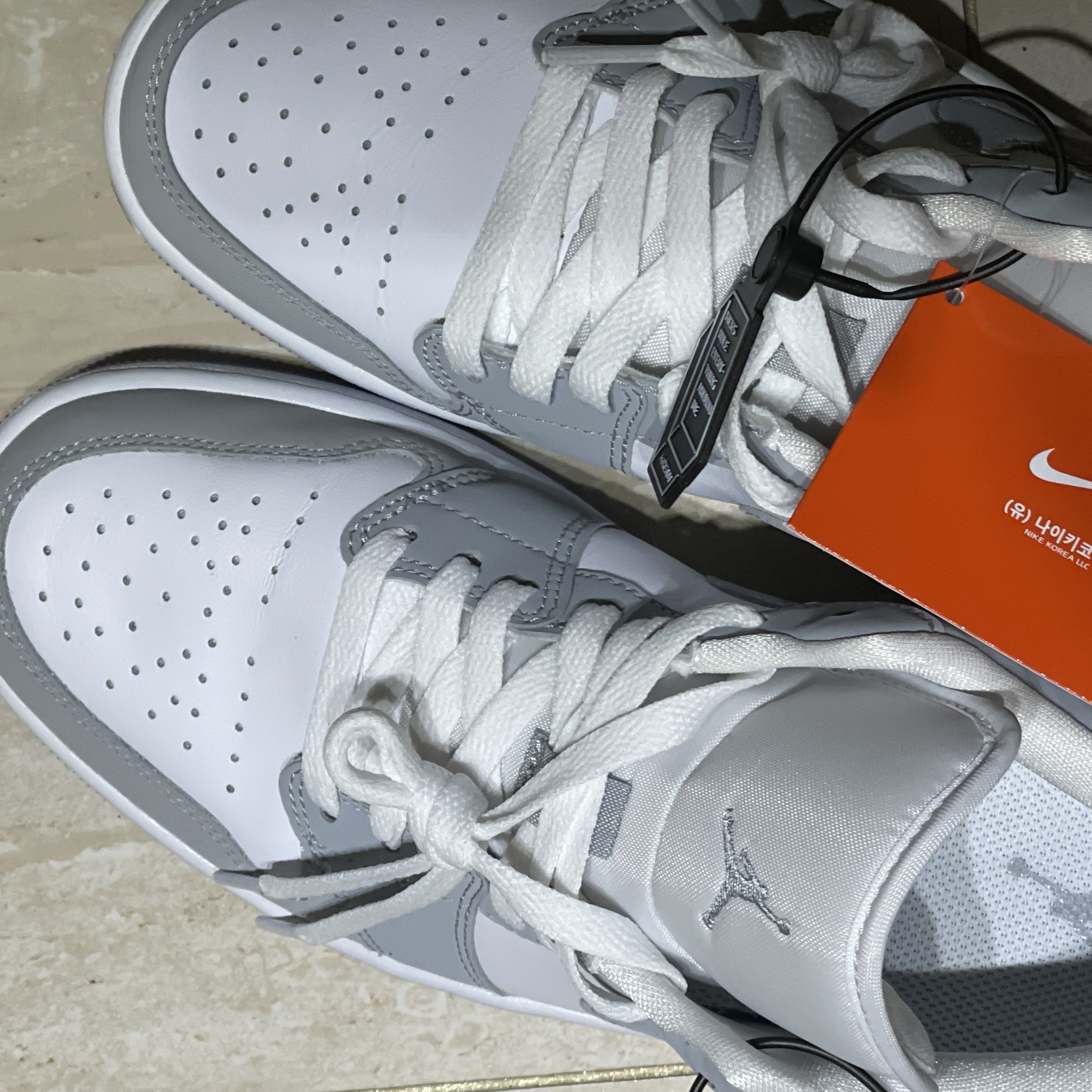 (W) Jordan 1 Low White Wolf Grey 착용 스타일 - 1