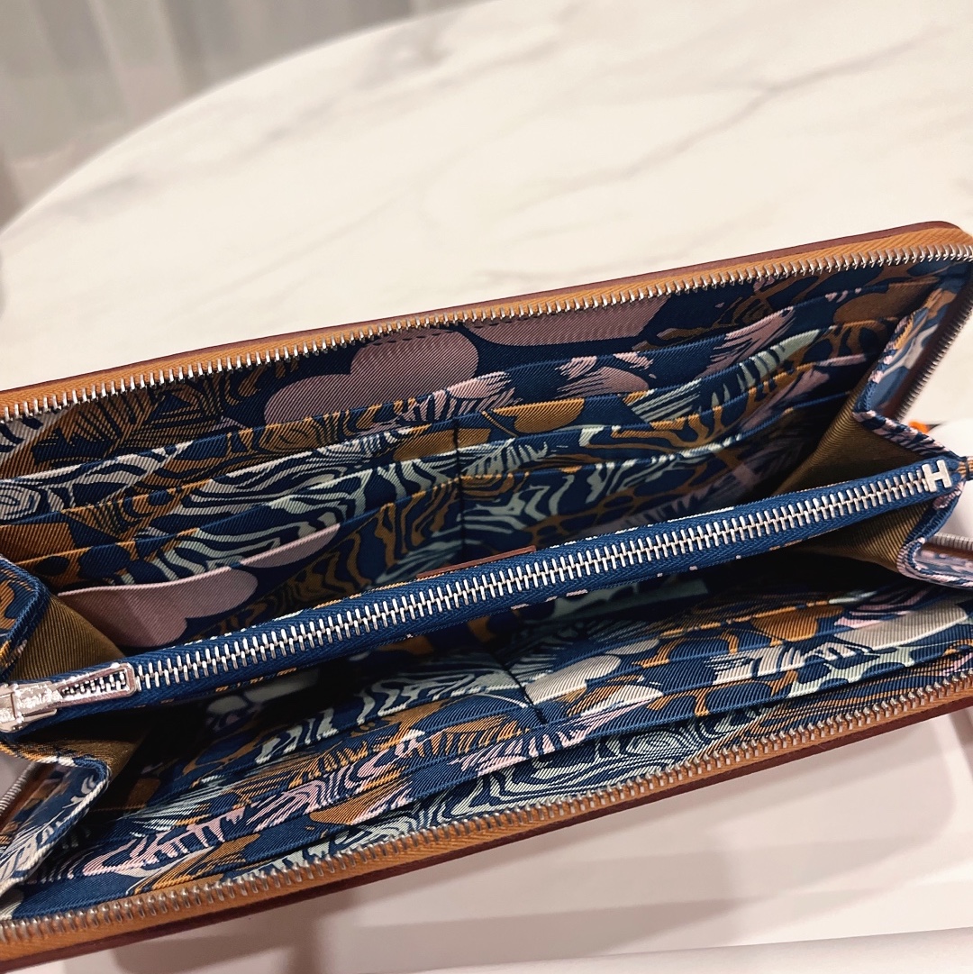 Hermes Silk'In Classic Long Wallet Evercolor & Palladium Gold Blue Navy Vert Fizz 착용 스타일 - 3