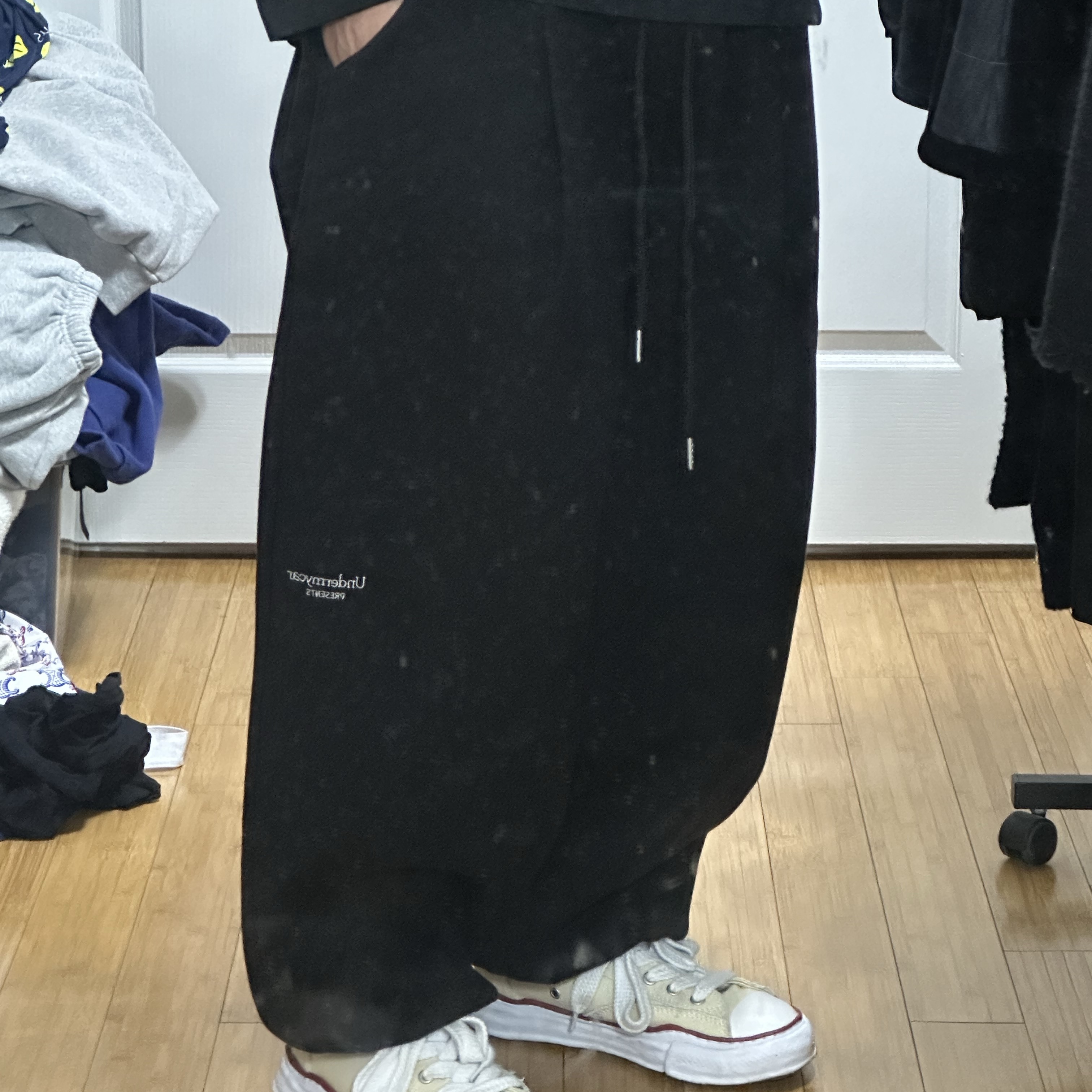 Undermycar Mu.03 Anti Fxxking Logo Play Oversized Sweat Jogger Black 착용 스타일 - 3