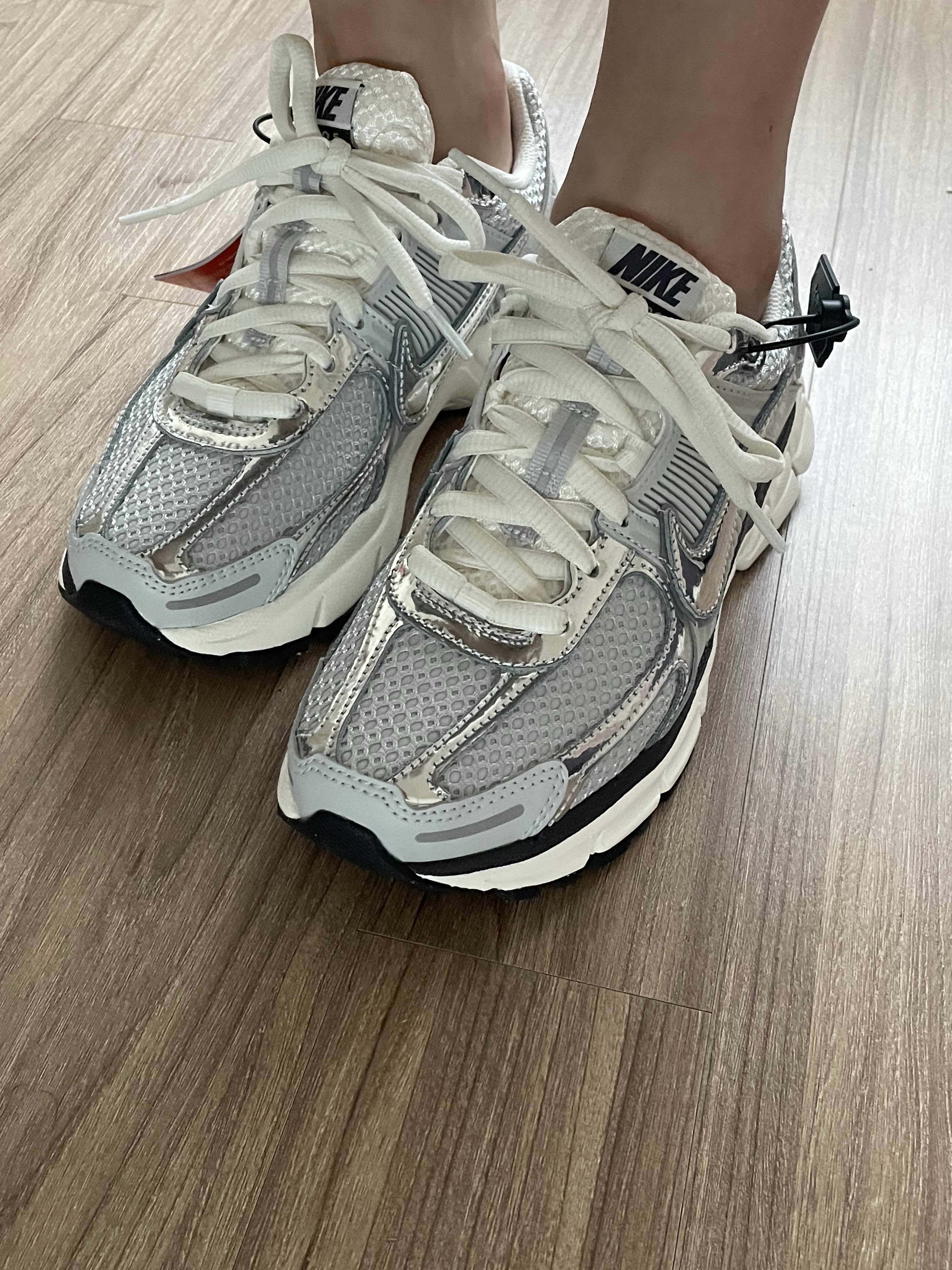(W) Nike Zoom Vomero 5 Photon Dust and Metallic Silver 착용 스타일