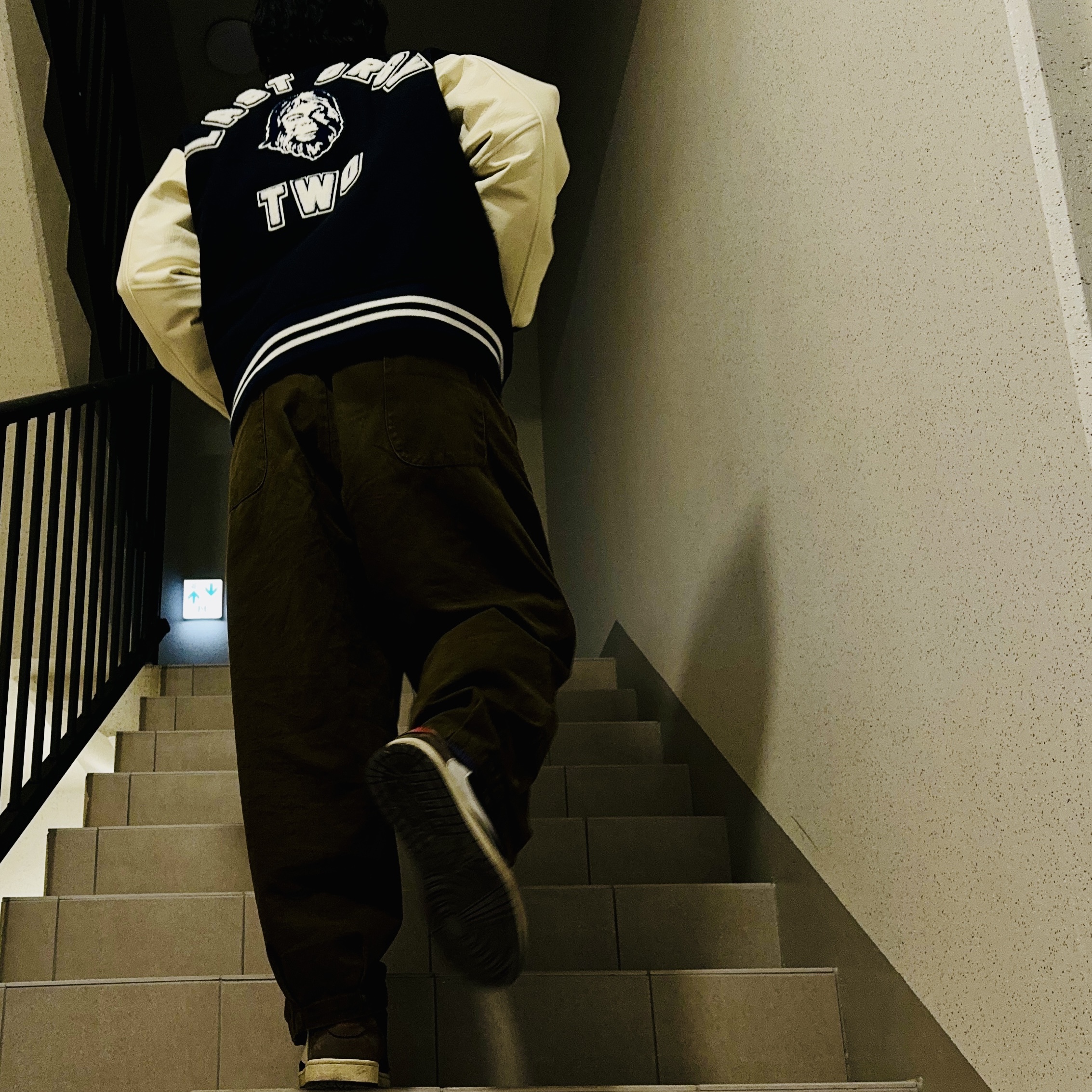 Jordan 1 x Travis Scott Retro Low OG SP Mocha, Human Made x Undercover Last Orgy 2 Varsity Jacket Navy 착용 스타일