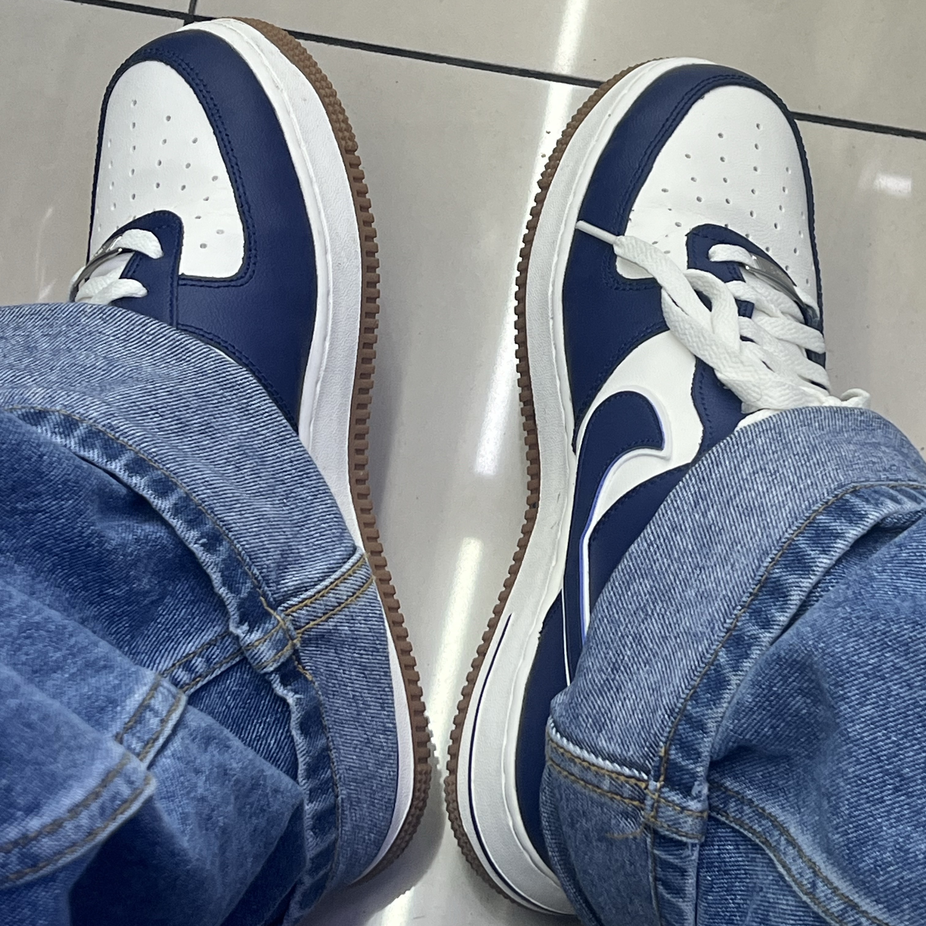 Nike Air Force 1 '07 LV8 Midnight Navy 착용 스타일
