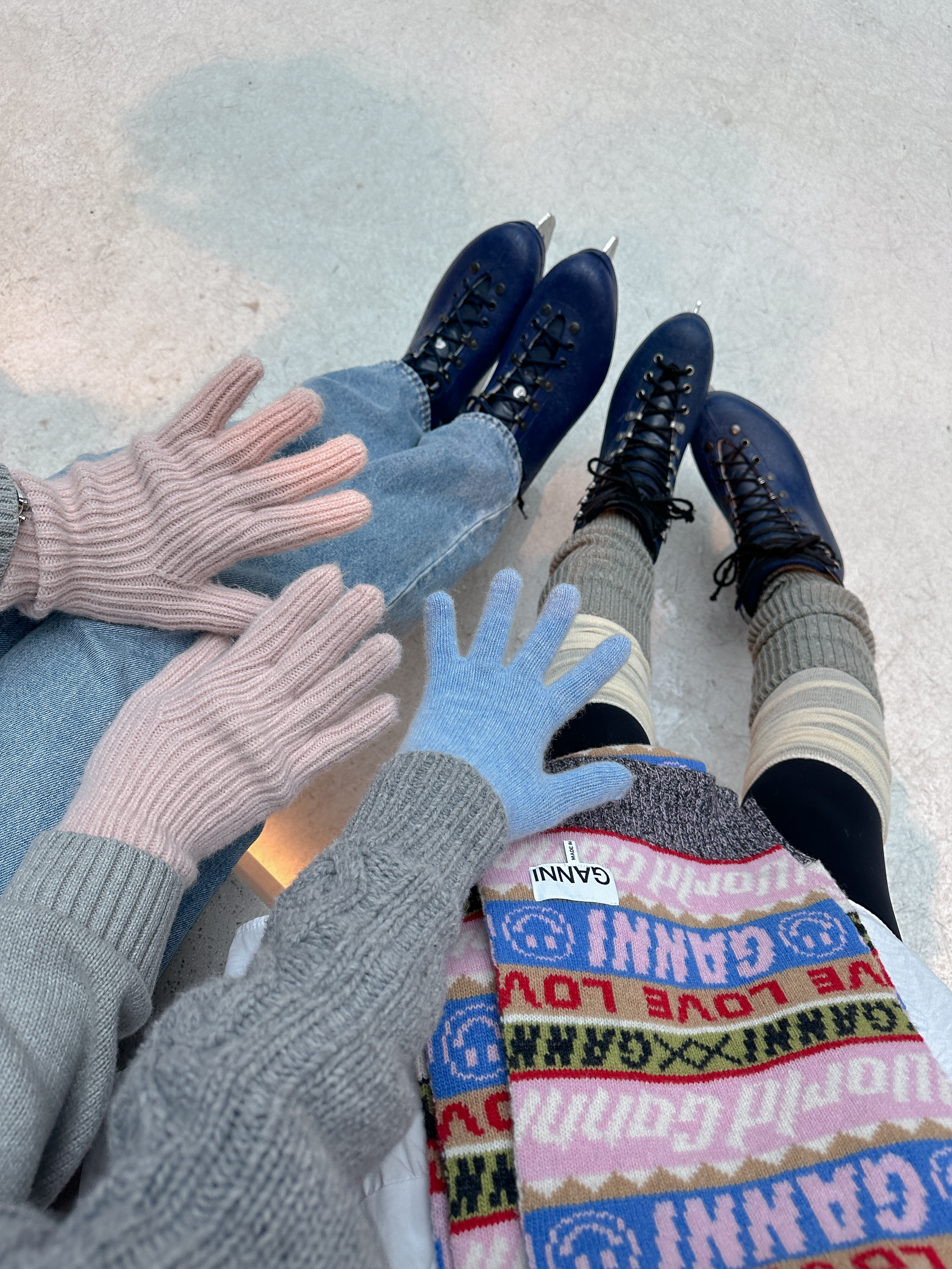 Bensimon Finger Hole Gloves Pink, Ganni Graphic Wool Muffler Multicolour 착용 스타일 - 1